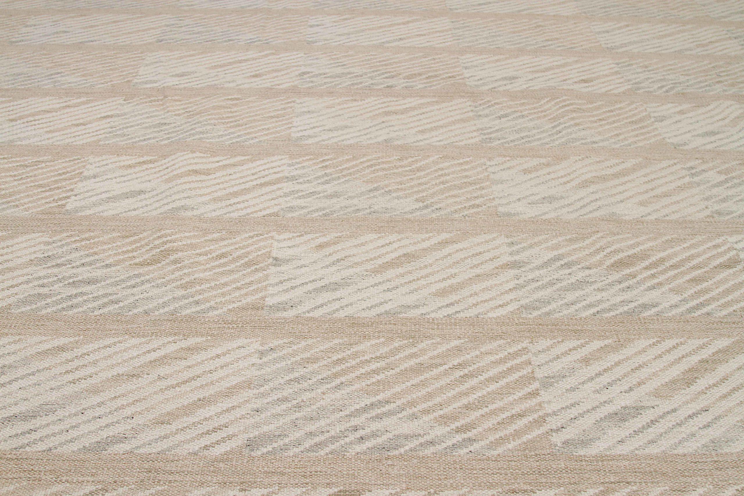 Moderne Tapis scandinaves d'Inde datant d'environ 1990, motif en laine ivoire taupe - 92375 en vente