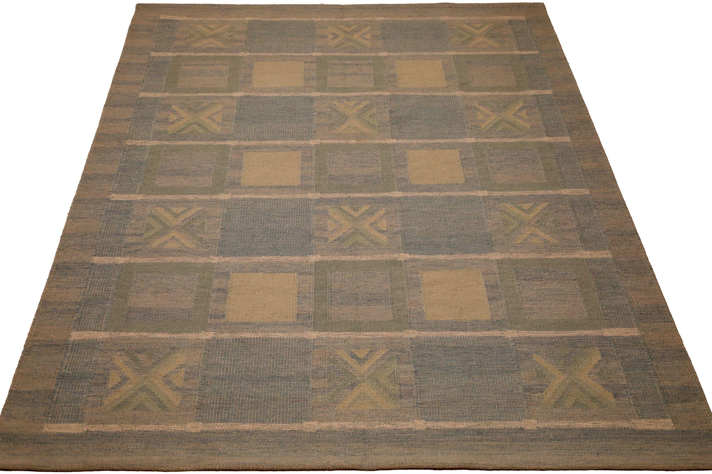 Découvrez l'élégance des tapis indiens scandinaves de Circa 1990. Conçu avec de la laine et du bleu-vert-jaune, ce design exclusif est parfait pour mettre en valeur votre espace.