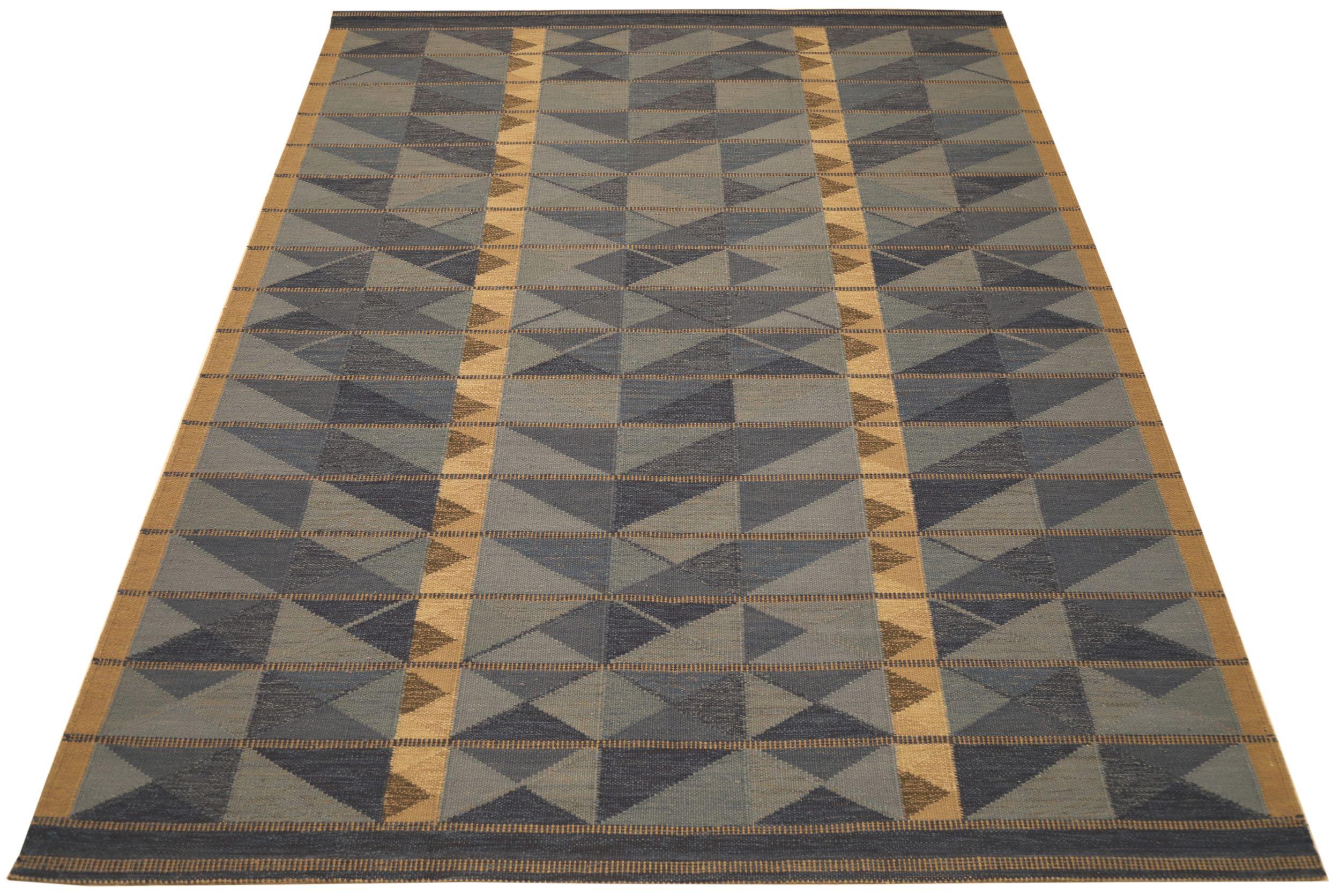 Scopri l'eleganza dell'India scandinava con i tappeti CIRCA del 1990. Progettato con lana e blu-avorio-blu navy, questo design esclusivo è perfetto per valorizzare il tuo spazio.