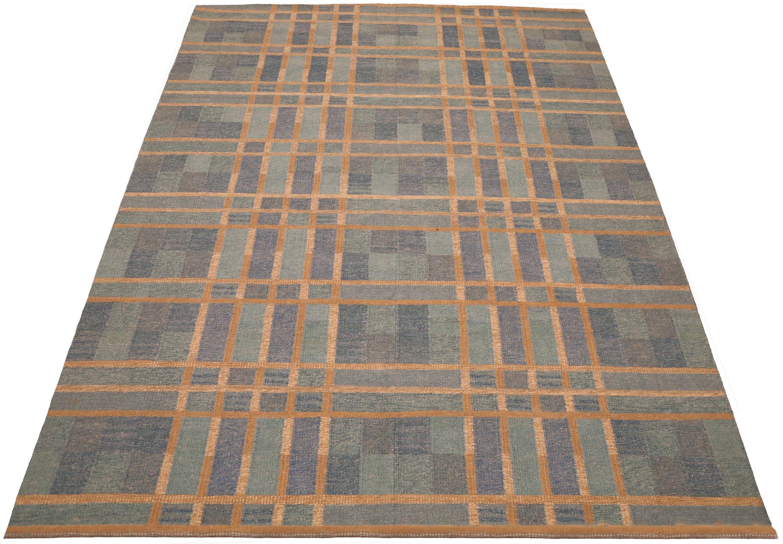 Découvrez l'élégance des tapis indiens scandinaves de Circa 1990. Conçu avec de la laine et du bleu-marine-jaune, ce design exclusif est parfait pour mettre en valeur votre espace.