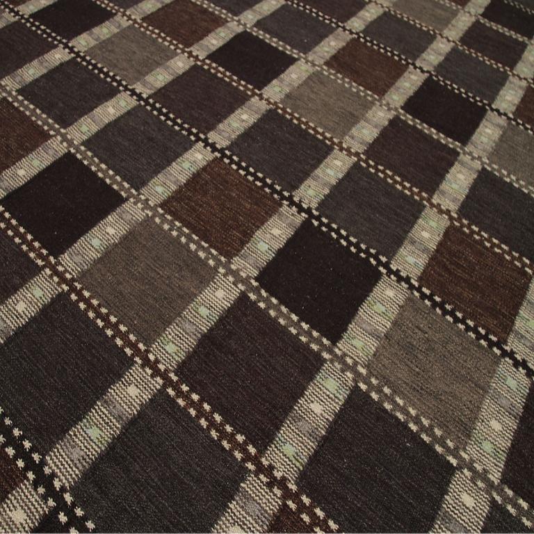 Entdecken Sie die Eleganz des skandinavischen Indiens mit den Teppichen von Circa 1990. Dieses exklusive Design aus Wolle und Braun-Elfenbein ist perfekt, um Ihren Raum zu verschönern.