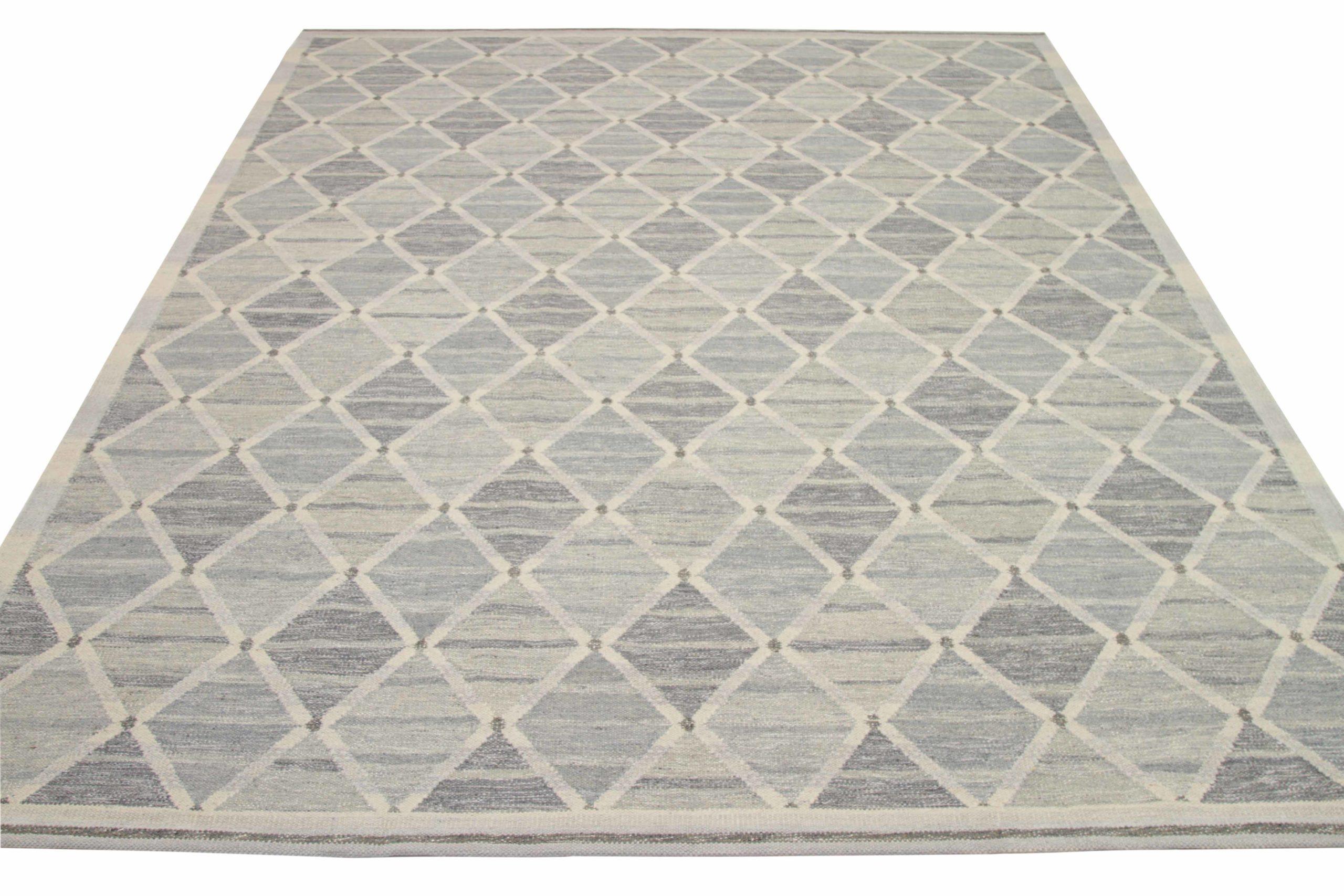 Entdecken Sie die Eleganz von India Scandinavian mit dem Over-Size-Teppich von CIRCA 1990. Dieses exklusive Design aus Wolle und BlauGrauElfenbein ist perfekt, um Ihren Raum zu verschönern.