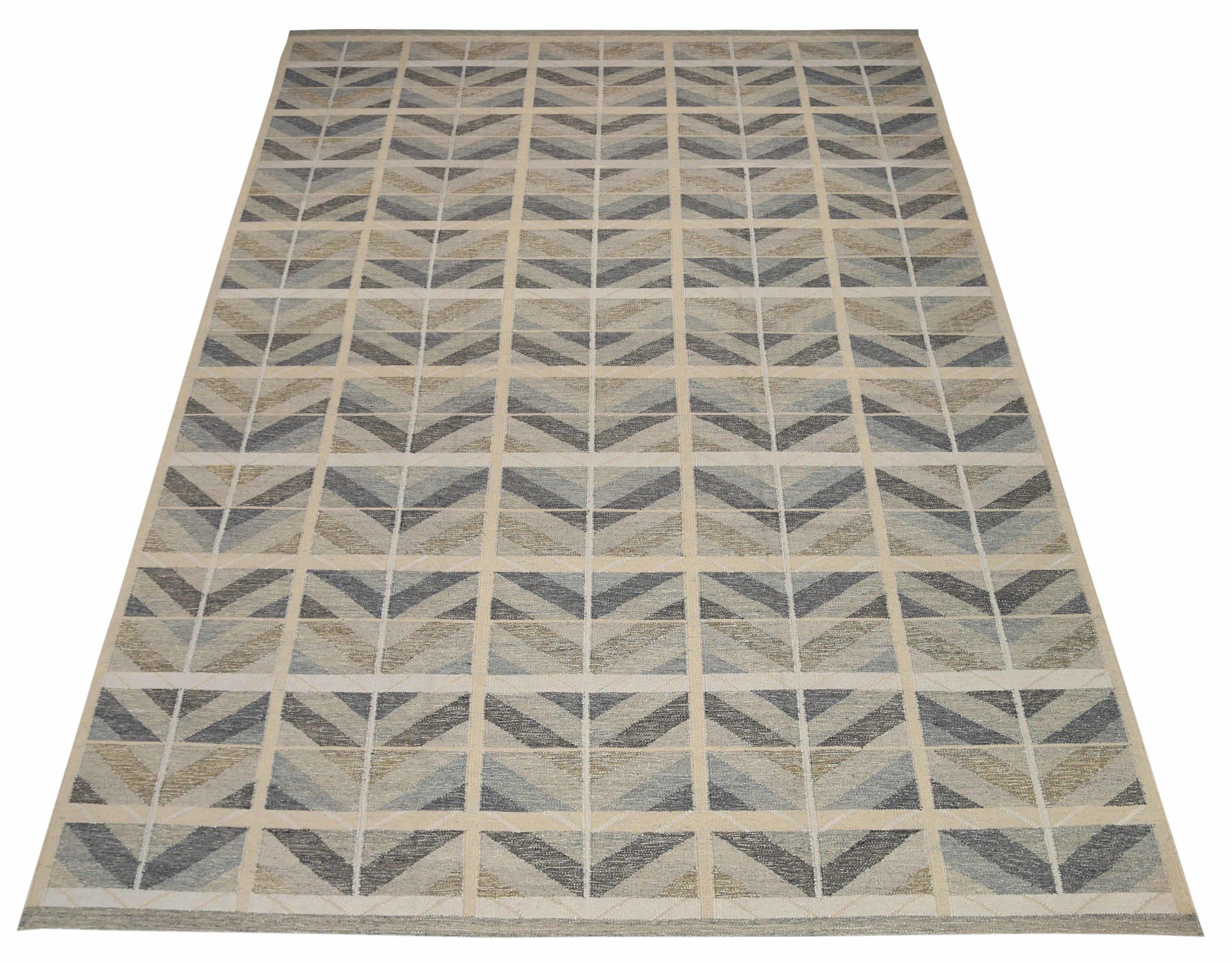Entdecken Sie die Eleganz von India Scandinavian mit dem Over-Size-Teppich von CIRCA 1990. Dieses exklusive Design aus Wolle und BraunGrauElfenbein ist perfekt, um Ihren Raum zu verschönern.
