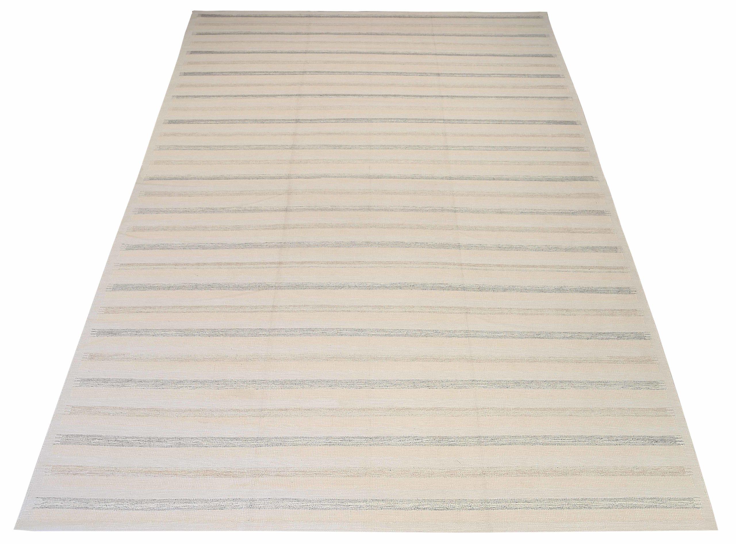 Entdecken Sie die Eleganz von India Scandinavian mit dem Over-Size-Teppich von CIRCA 1990. Dieses exklusive Design aus Wolle und Grau-Elfenbein ist perfekt, um Ihren Raum zu verschönern.