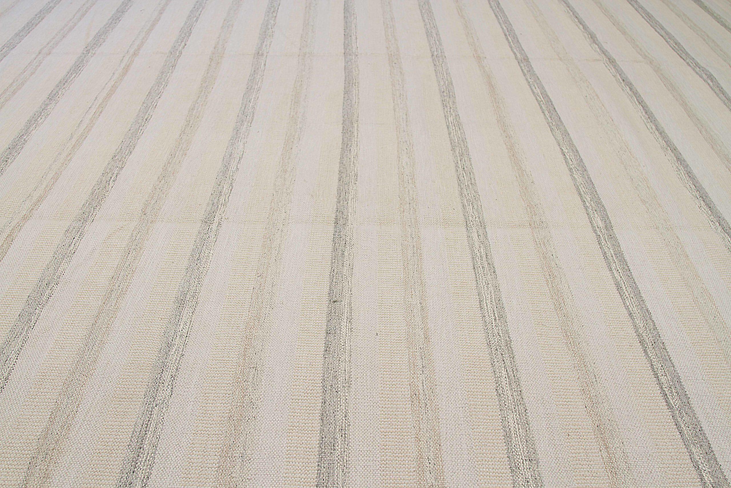 Skandinavischer übergroßer indischer Teppich Circa 1990 - Wolle Grau Elfenbein Design - 92371 (Moderne) im Angebot