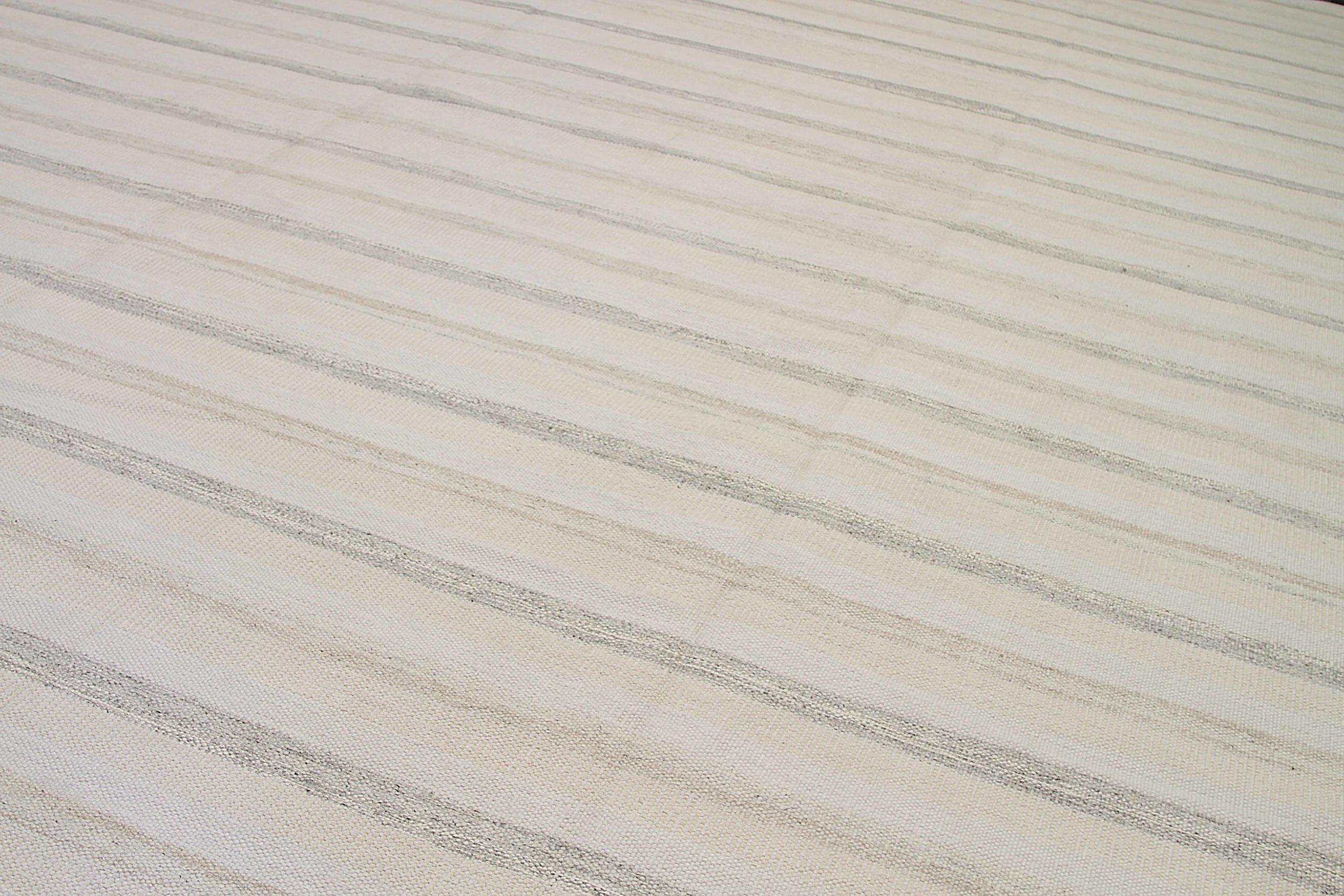 Skandinavischer übergroßer indischer Teppich Circa 1990 - Wolle Grau Elfenbein Design - 92371 (Indisch) im Angebot