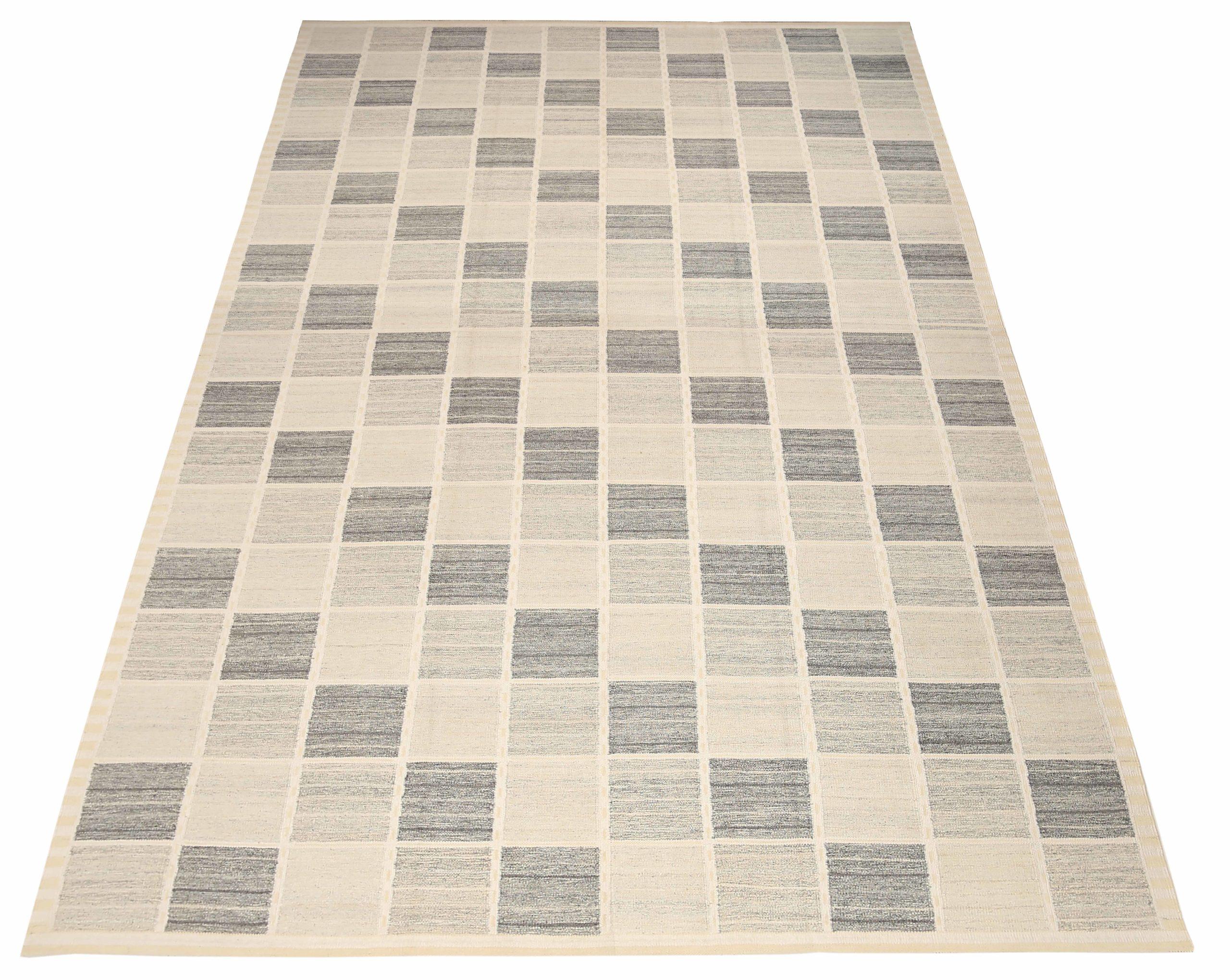 Entdecken Sie die Eleganz von India Scandinavian mit dem Over-Size-Teppich von CIRCA 1990. Dieses exklusive Design aus Wolle und Grau-Elfenbein ist perfekt, um Ihren Raum zu verschönern.