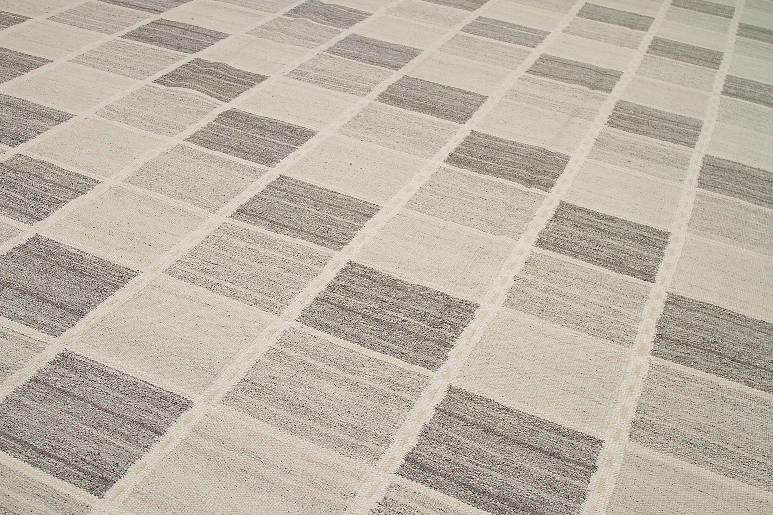 Skandinavischer übergroßer indischer Teppich Circa 1990 - Wolle Grau Elfenbein Design - 92372 (Moderne) im Angebot