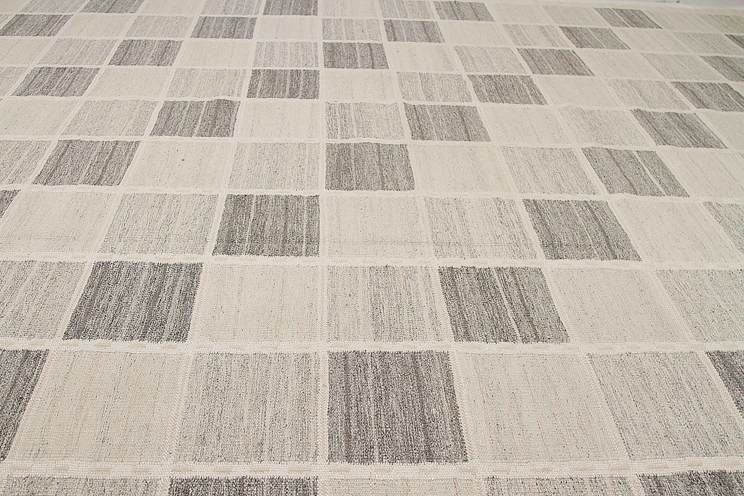 Skandinavischer übergroßer indischer Teppich Circa 1990 - Wolle Grau Elfenbein Design - 92372 (Indisch) im Angebot