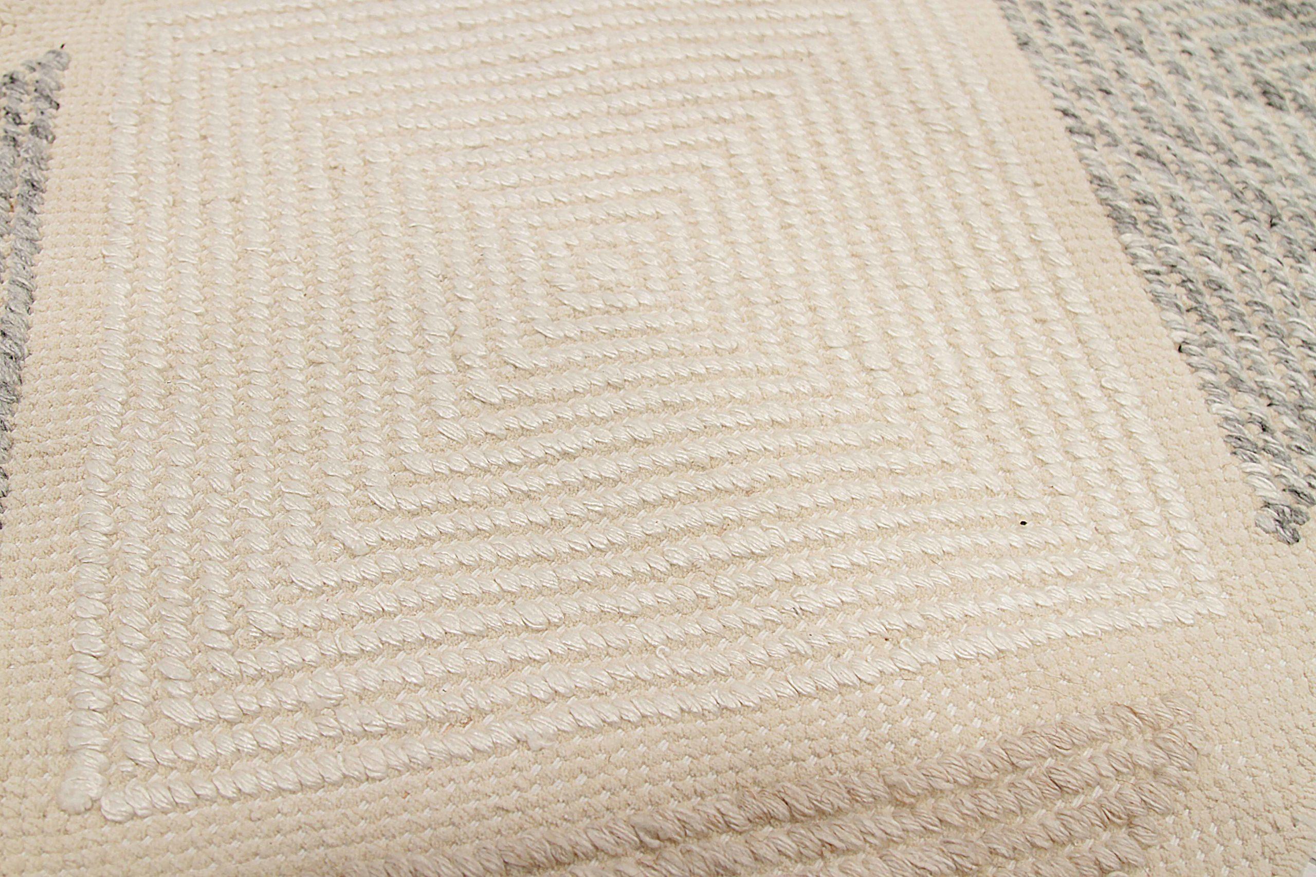 Skandinavischer kleiner indischer Teppich Circa 1990 - Wolle Grau Elfenbein Design - 92472 (Indisch) im Angebot