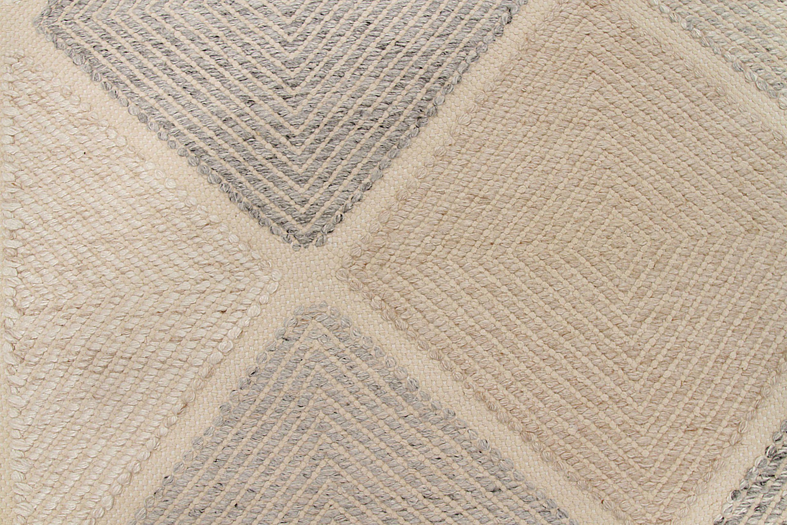 Skandinavischer kleiner indischer Teppich Circa 1990 - Wolle Grau Elfenbein Design - 92473 (Indisch) im Angebot