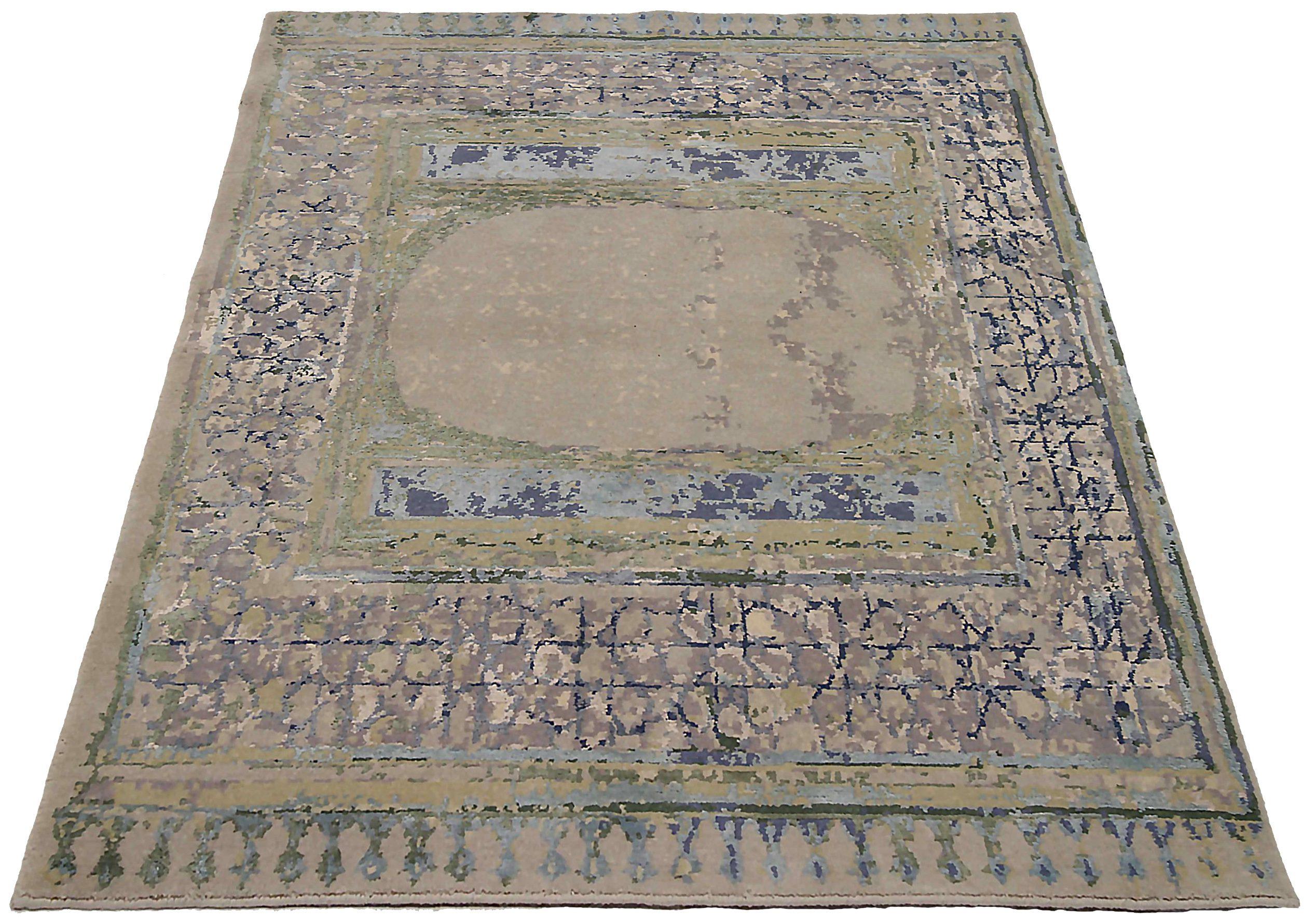 Scopri l'eleganza dell'Eleg con il Tappeto Piccolo di CIRCA 1990. Progettato con lana e blu-marrone-verde-avorio, questo design esclusivo è perfetto per valorizzare il tuo spazio.