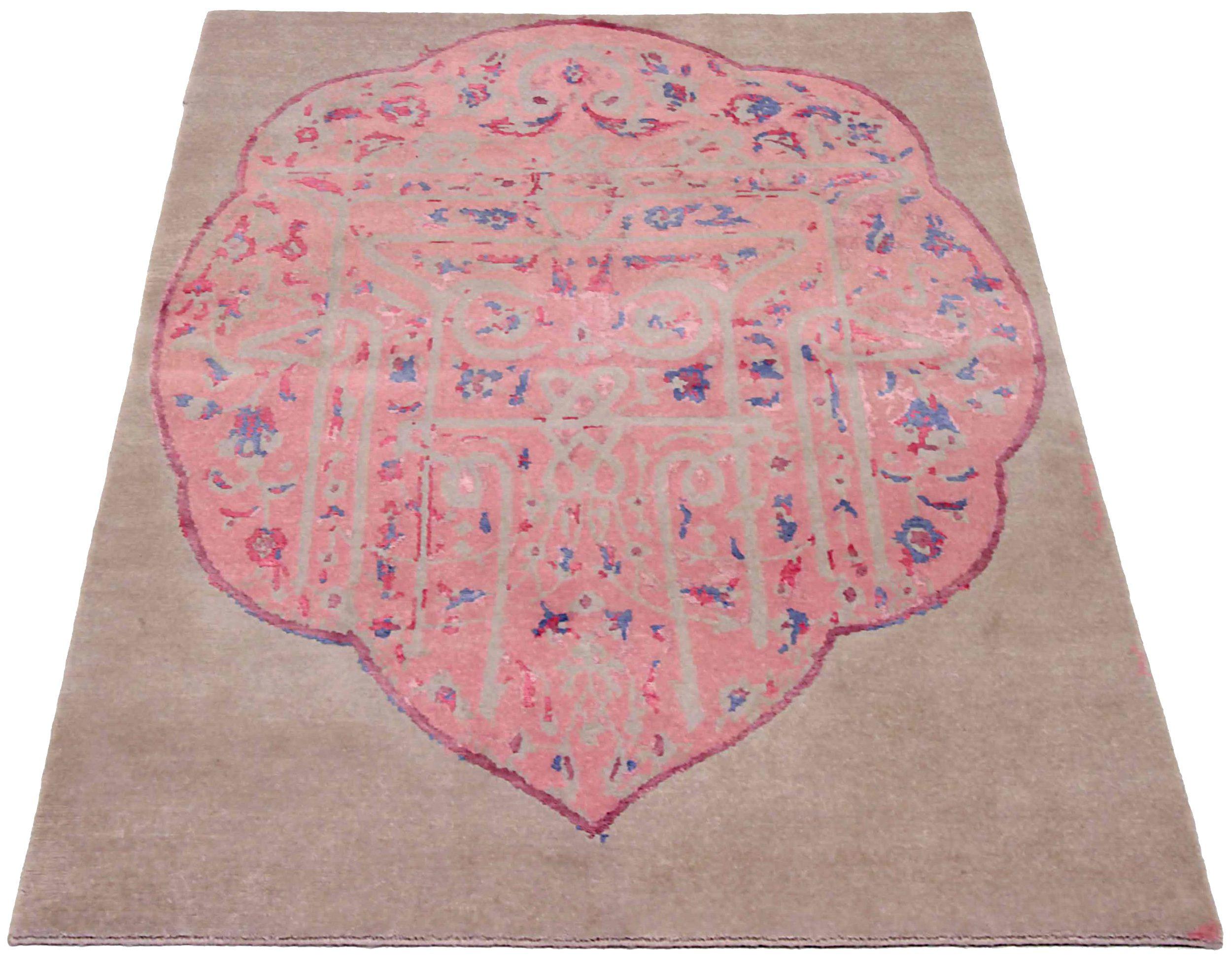 Scopri l'eleganza dell'Eleg con il Tappeto Piccolo di CIRCA 1990. Progettato con lana e blu-avorio-rosa, questo design esclusivo è perfetto per valorizzare il tuo spazio.