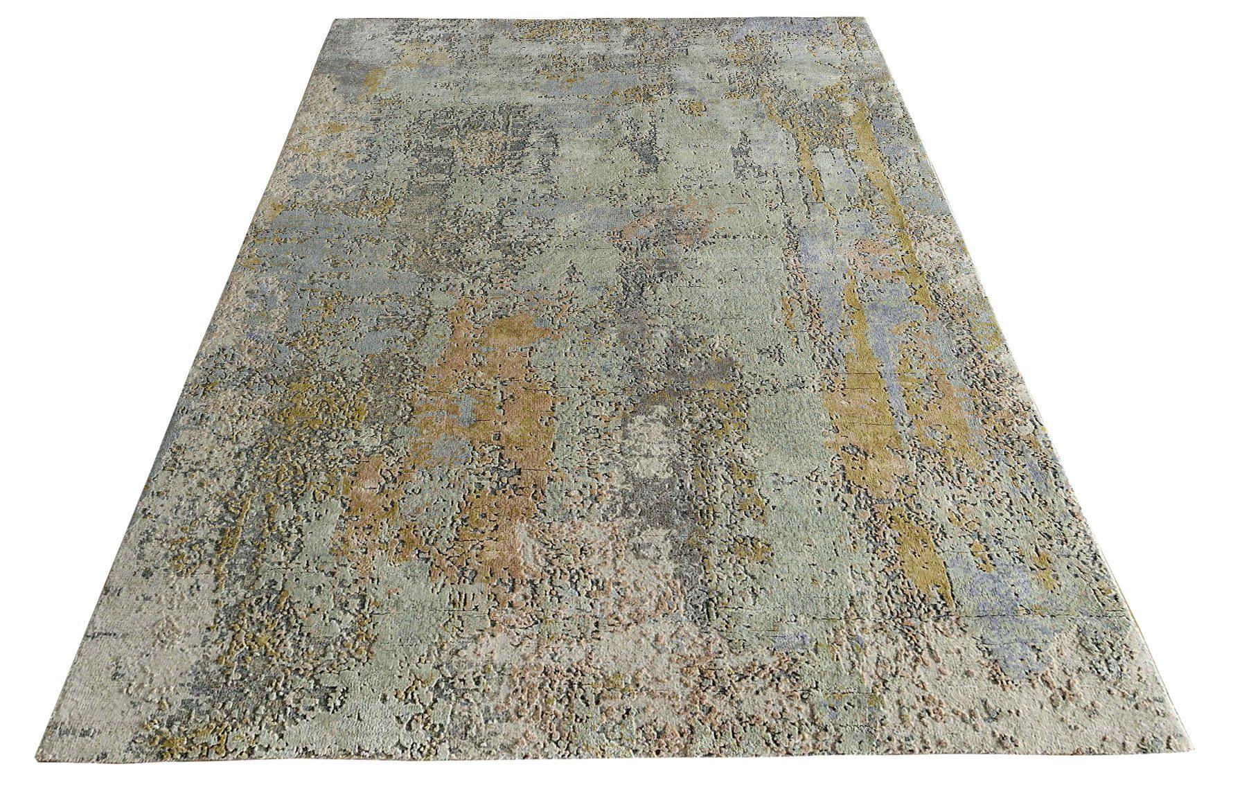 Découvrez l'élégance de l'Inde avec ce petit tapis datant de 1990. Conçu avec de la Laine et du BleuIvoireJaune, ce design exclusif est parfait pour mettre en valeur votre espace.