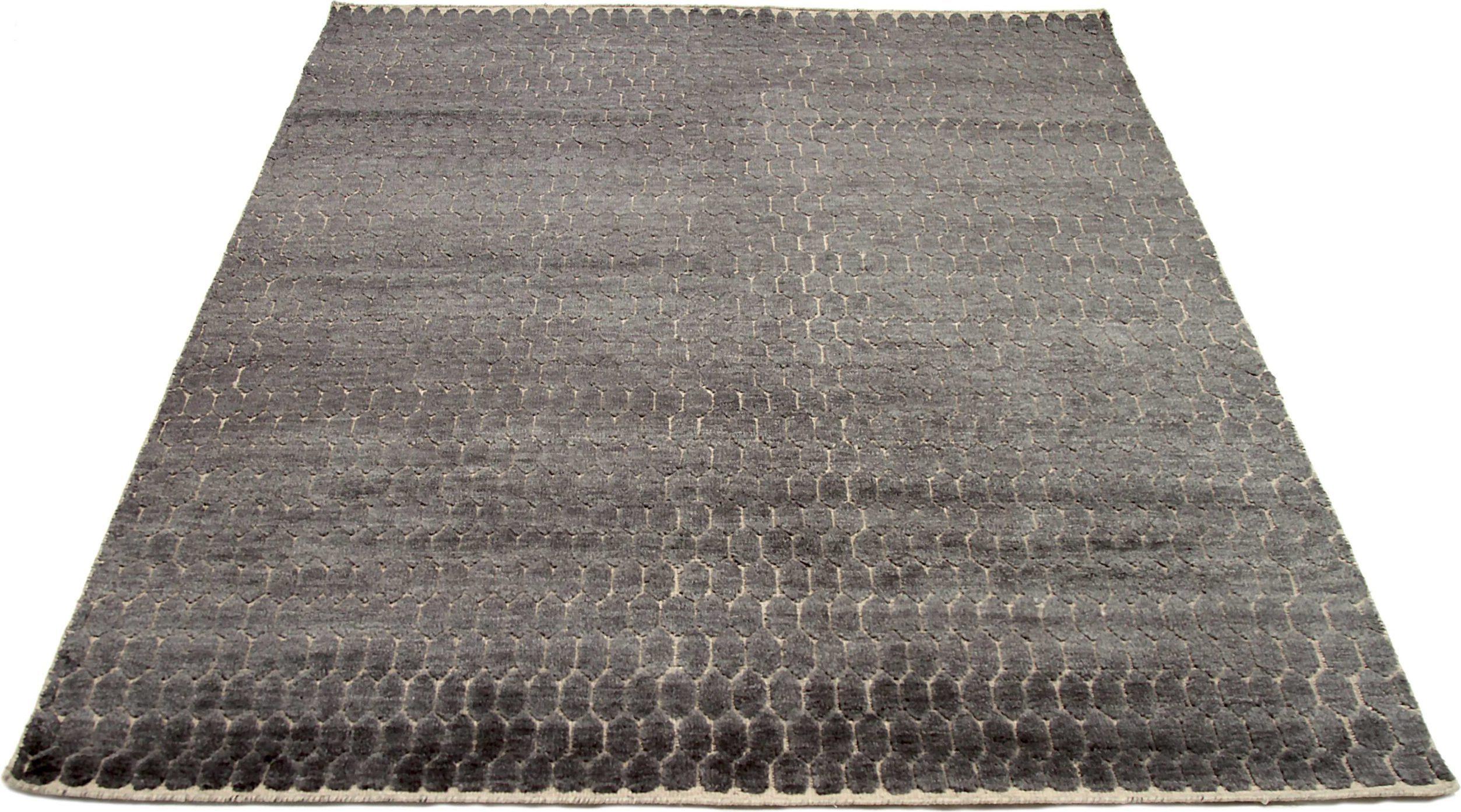 Entdecken Sie die Eleganz Indiens mit dem Artikel Kleiner Teppich, CIRCA 1990. Dieses exklusive Design aus Wolle und Braun-Elfenbein ist perfekt, um Ihren Raum zu verschönern.