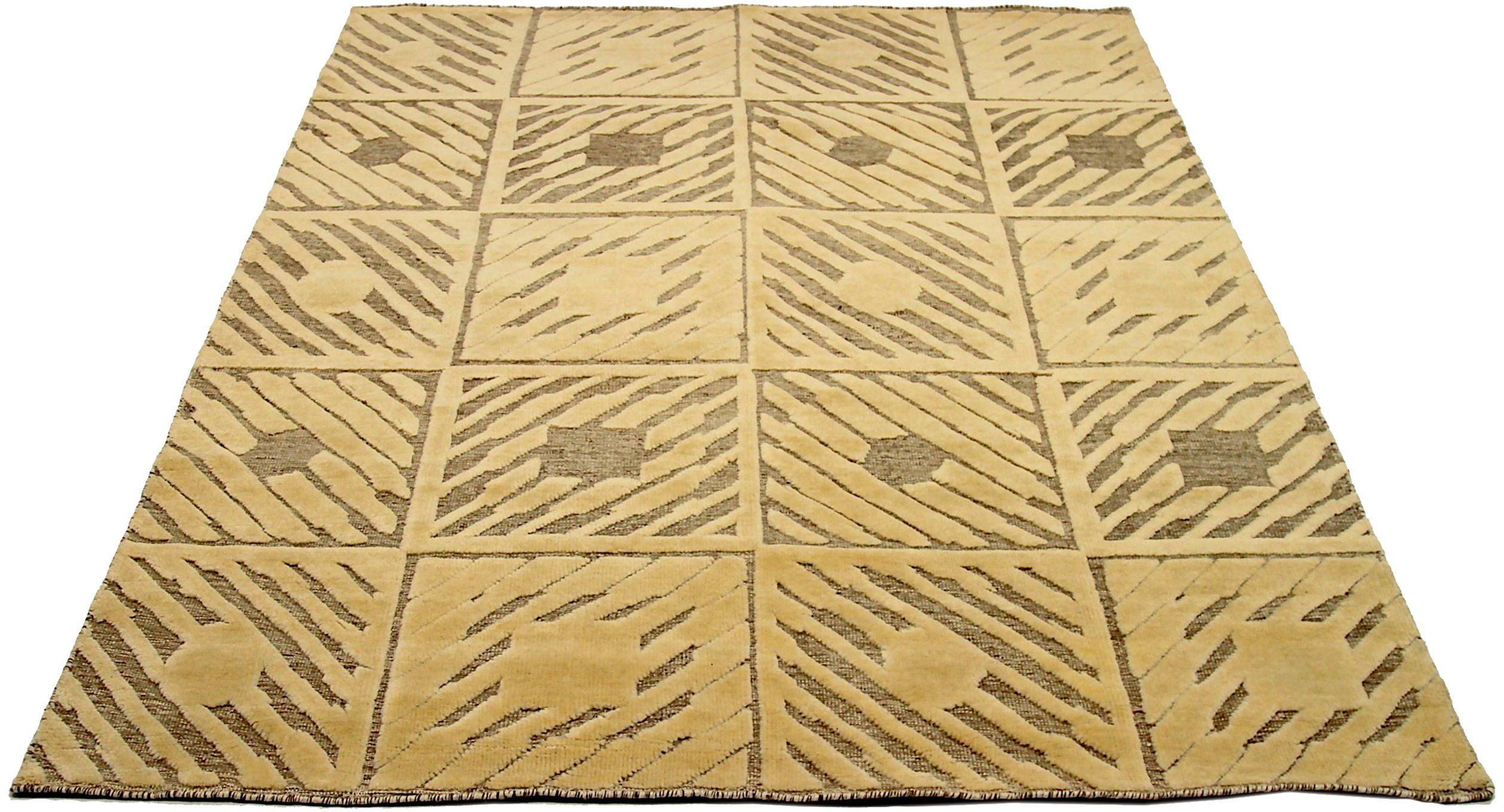 Descubre la elegancia de la India con el artículo Alfombra pequeña de Circa 1990. Diseñado con lana y amarillo pardo, este diseño exclusivo es perfecto para realzar tu espacio.