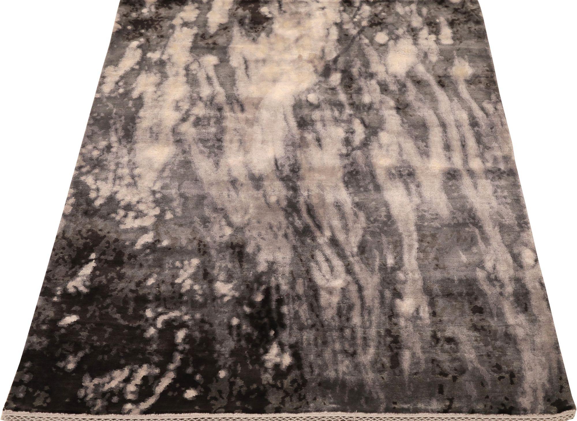 Entdecken Sie die Eleganz Indiens mit dem Artikel Kleiner Teppich, CIRCA 1990. Dieses exklusive Design aus Wolle und Braun-Elfenbein ist perfekt, um Ihren Raum zu verschönern.