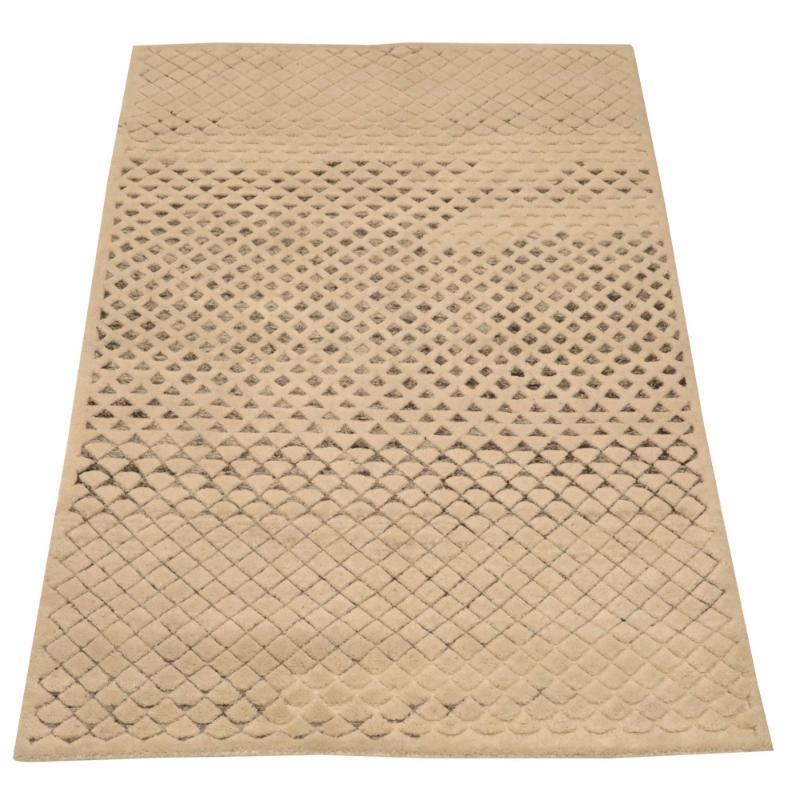 Entdecken Sie die Eleganz Indiens mit dem Artikel Kleiner Teppich, CIRCA 1990. Dieses exklusive Design aus Wolle und Braun-Elfenbein ist perfekt, um Ihren Raum zu verschönern.