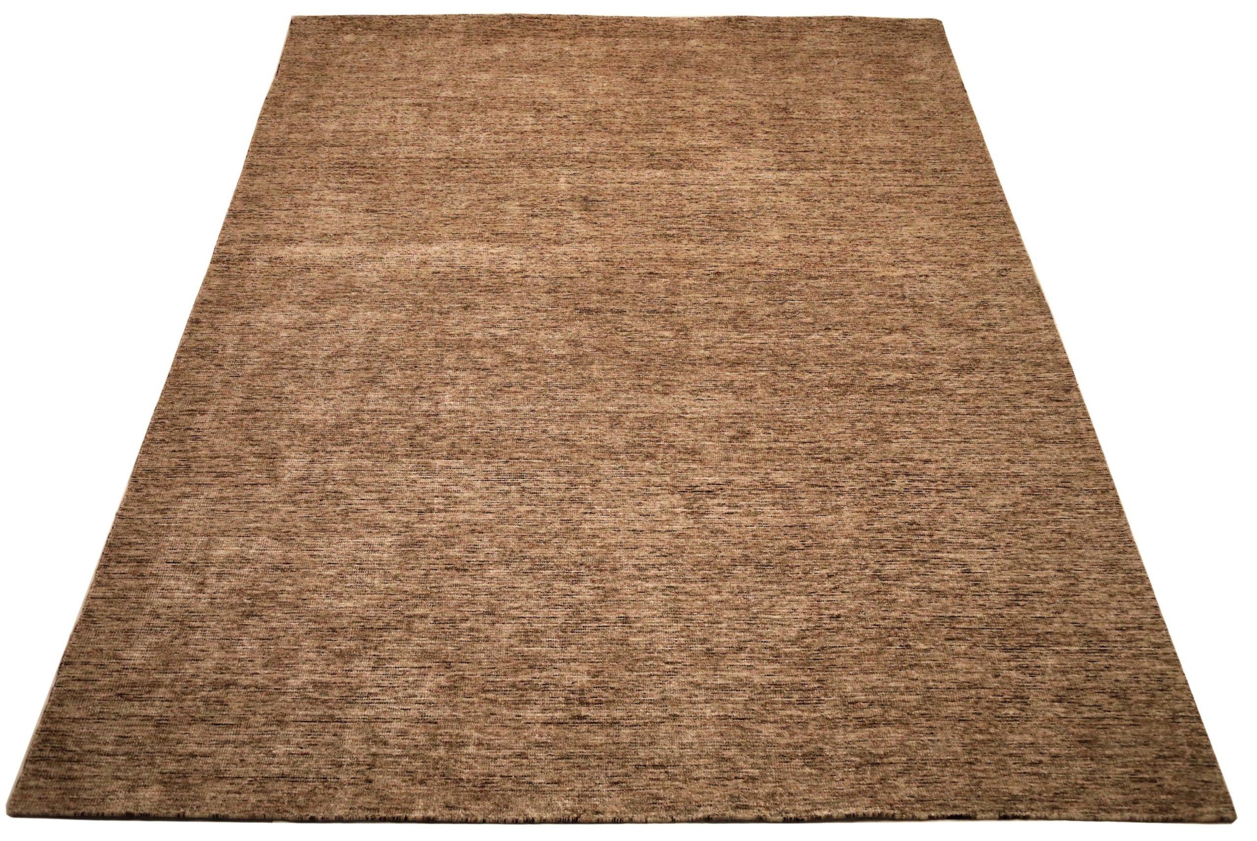 Découvrez l'élégance des tapis de l'Inde à motifs massifs de Circa 1990. Conçu avec de la laine et du marron, ce design exclusif est parfait pour mettre en valeur votre espace.