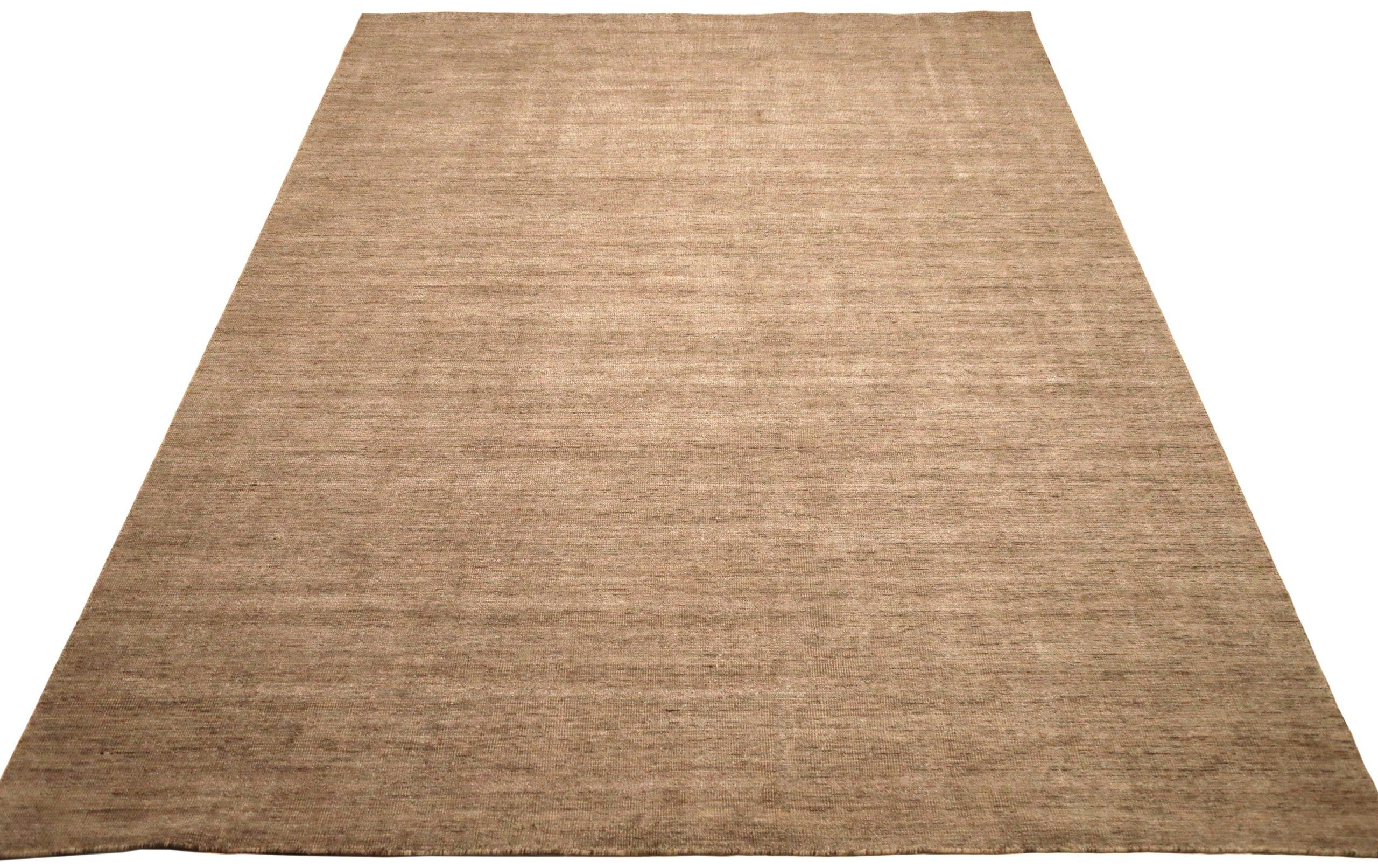 Descubre la elegancia de la India Solid con las alfombras Circa 1990. Diseñado con lana y marrón topo, este diseño exclusivo es perfecto para realzar tu espacio.