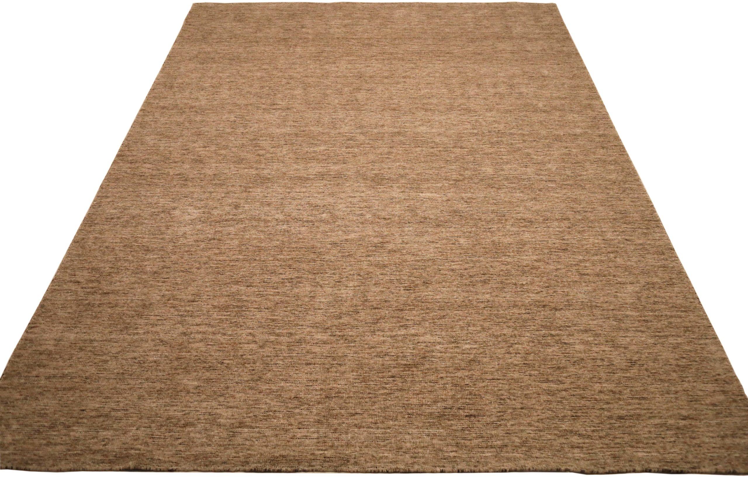 Découvrez l'élégance des tapis de l'Inde à motifs massifs de Circa 1990. Conçu avec de la laine et du BrownTaupe, ce design exclusif est parfait pour mettre en valeur votre espace.