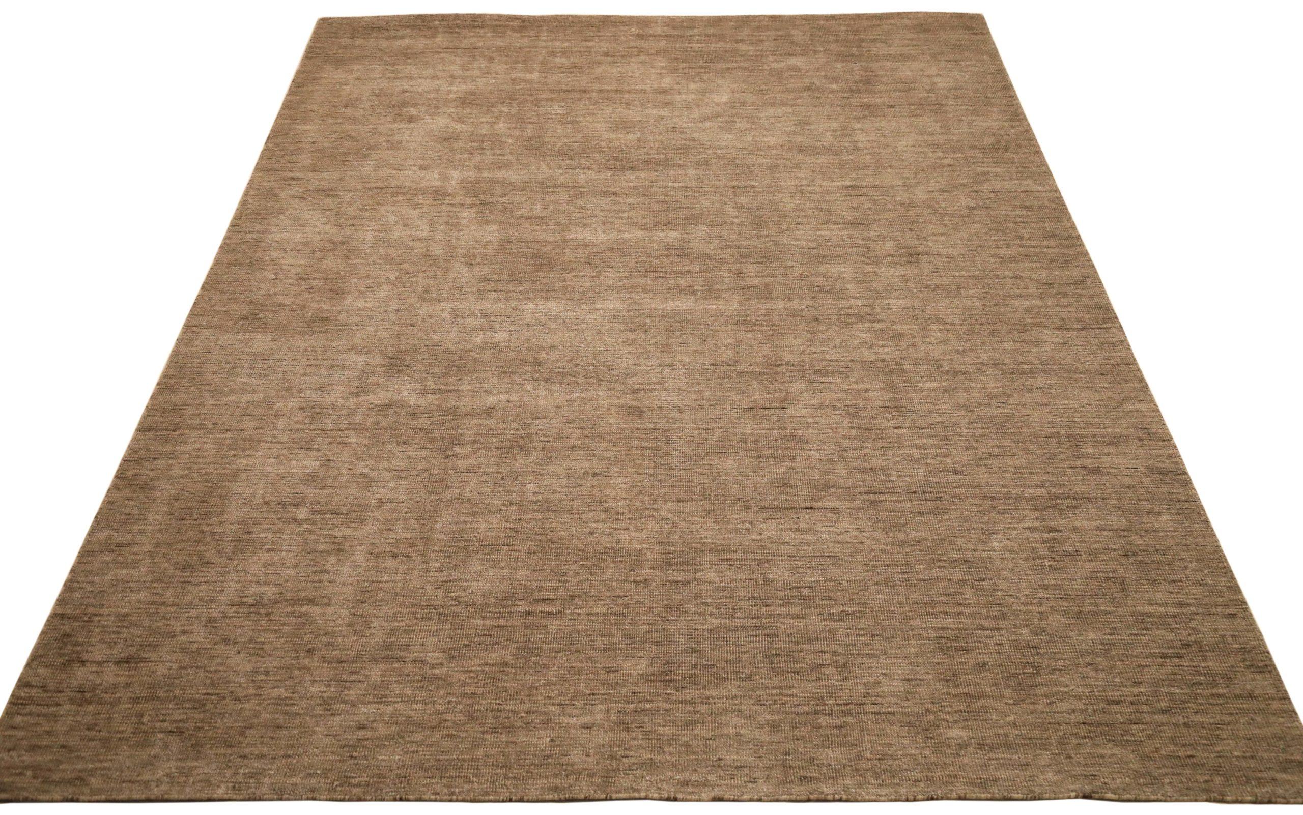 Découvrez l'élégance des tapis de l'Inde à motifs massifs de Circa 1990. Conçu avec de la laine et du BrownTaupe, ce design exclusif est parfait pour mettre en valeur votre espace.