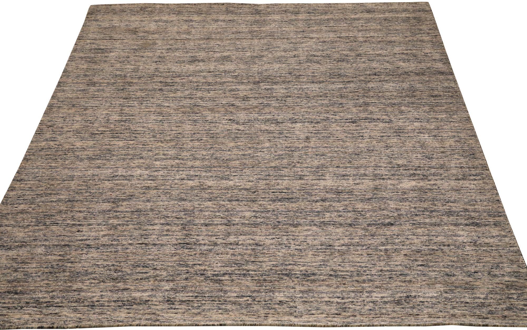 Entdecken Sie die Eleganz von India Solid mit den Area Rugs von Circa 1990. Dieses exklusive Design aus Wolle und Grau-Elfenbein ist perfekt, um Ihren Raum zu verschönern.