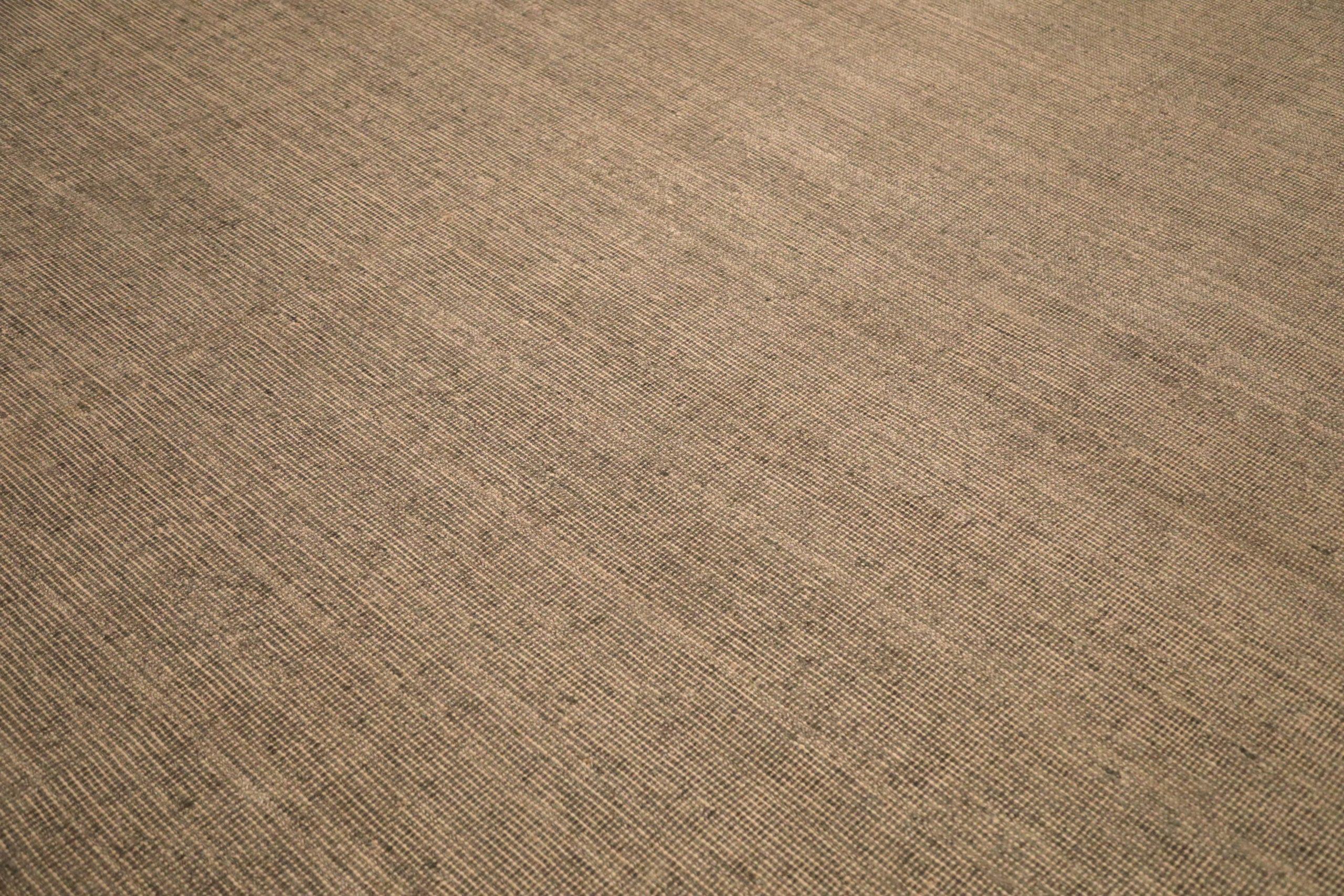 Moderne Tapis d'Inde en laine ivoire taupe motif - 93689 en vente