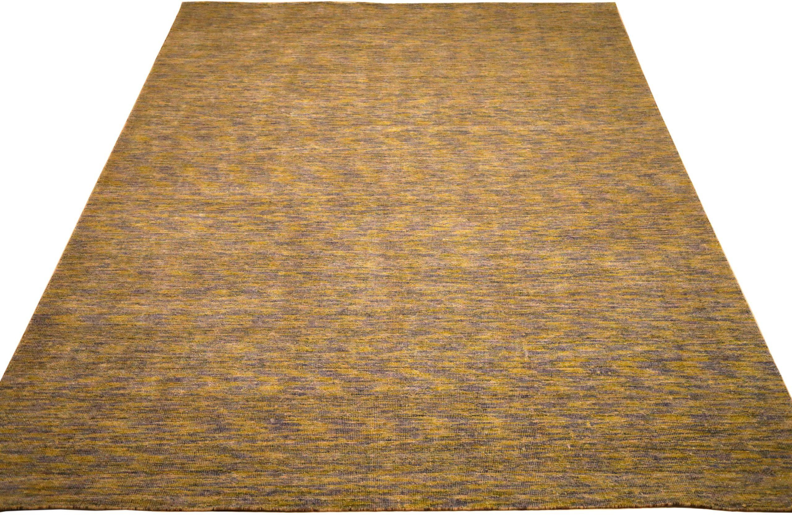 Découvrez l'élégance des tapis de l'Inde à motifs massifs de Circa 1990. Conçu avec de la laine et du jaune taupe, ce design exclusif est parfait pour mettre en valeur votre espace.