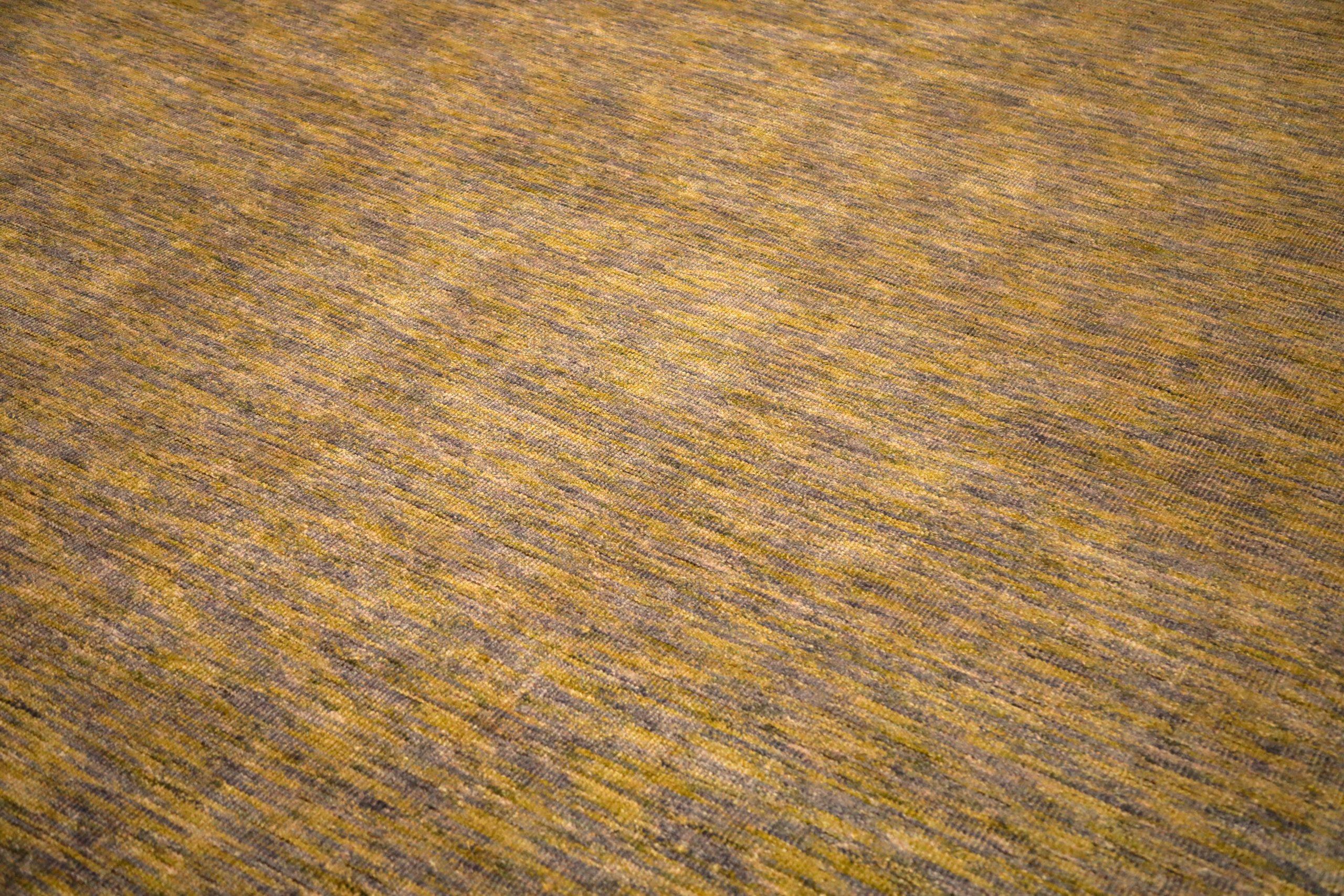 Moderne Tapis d'Inde en laine motif jaune taupe - 93688 en vente