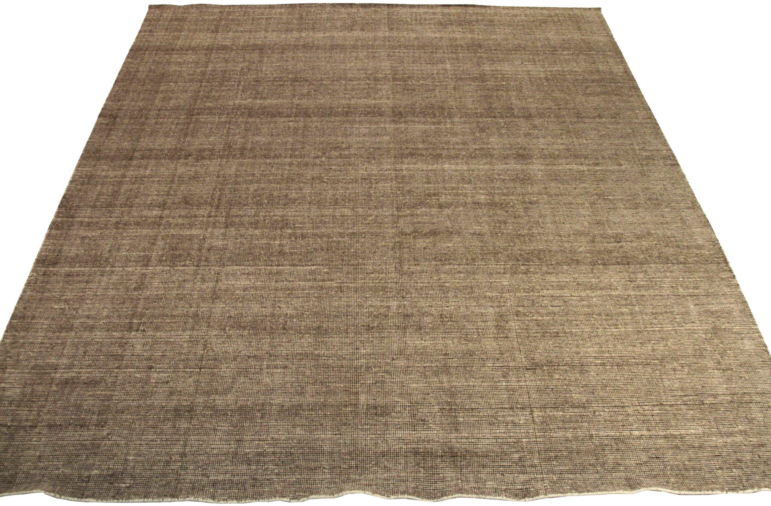 Scopri l'eleganza dei tappeti India Solid Hand Knotted Area Rugs di CIRCA 1990. Progettato con una meticolosa attenzione ai dettagli, questo design esclusivo è perfetto per valorizzare il tuo spazio.
