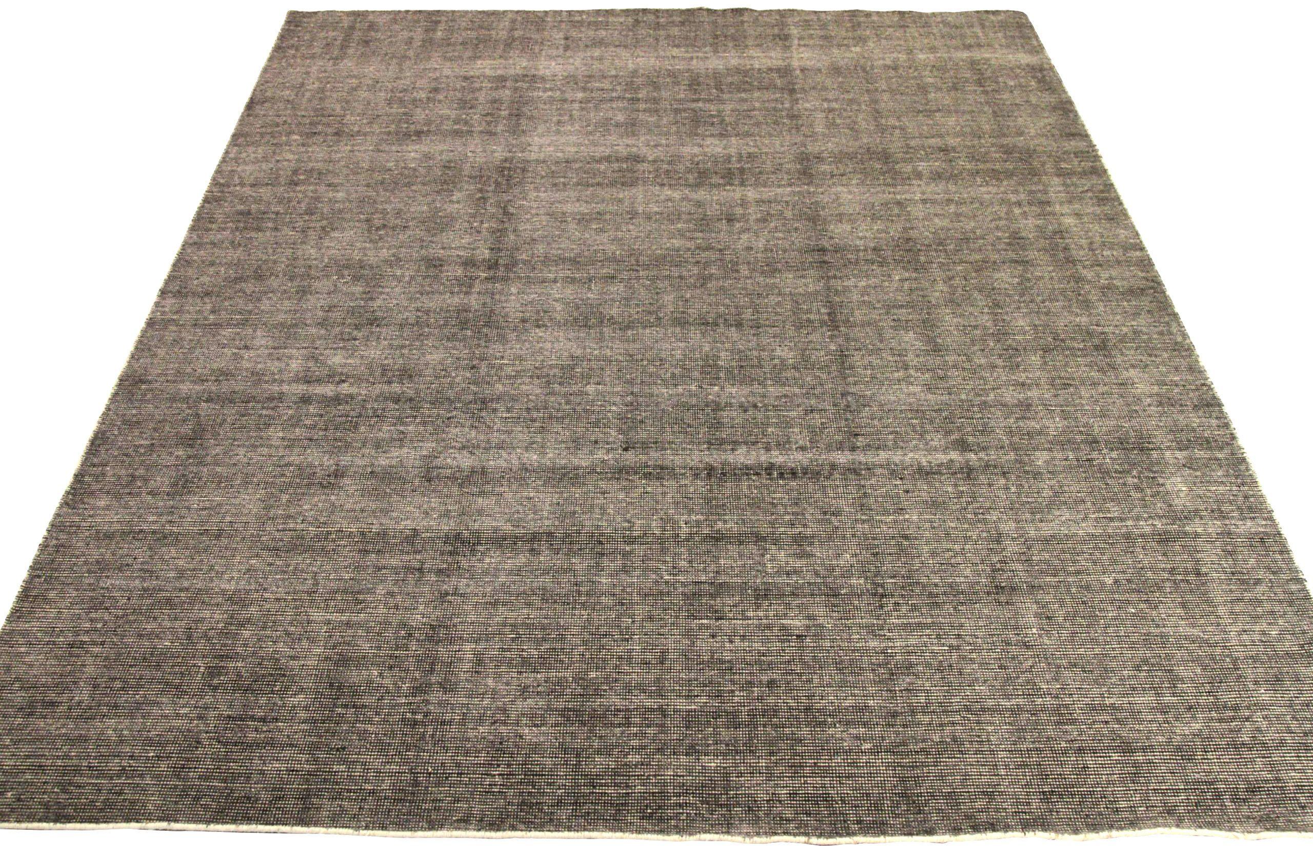 Entdecken Sie die Eleganz von India Solid Hand Knotted mit Area Rugs in Circa 1990. Dieses exklusive Design, das mit viel Liebe zum Detail entworfen wurde, ist perfekt, um Ihren Raum zu verschönern.
