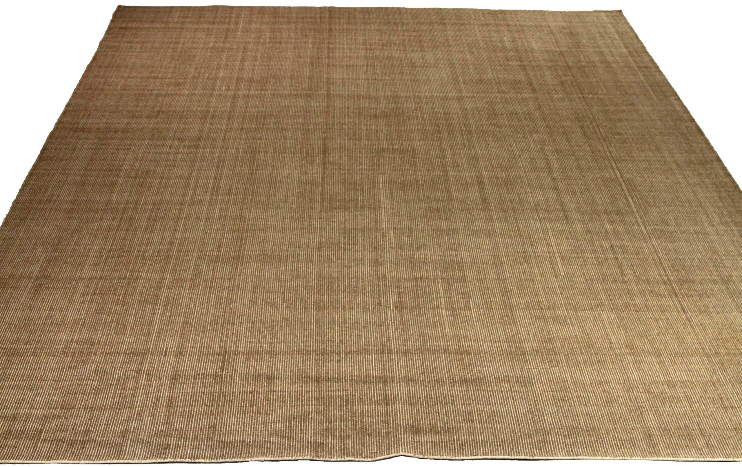 Entdecken Sie die Eleganz von India Solid Hand Knotted mit Area Rugs in Circa 1990. Dieses exklusive Design, das mit viel Liebe zum Detail entworfen wurde, ist perfekt, um Ihren Raum zu verschönern.