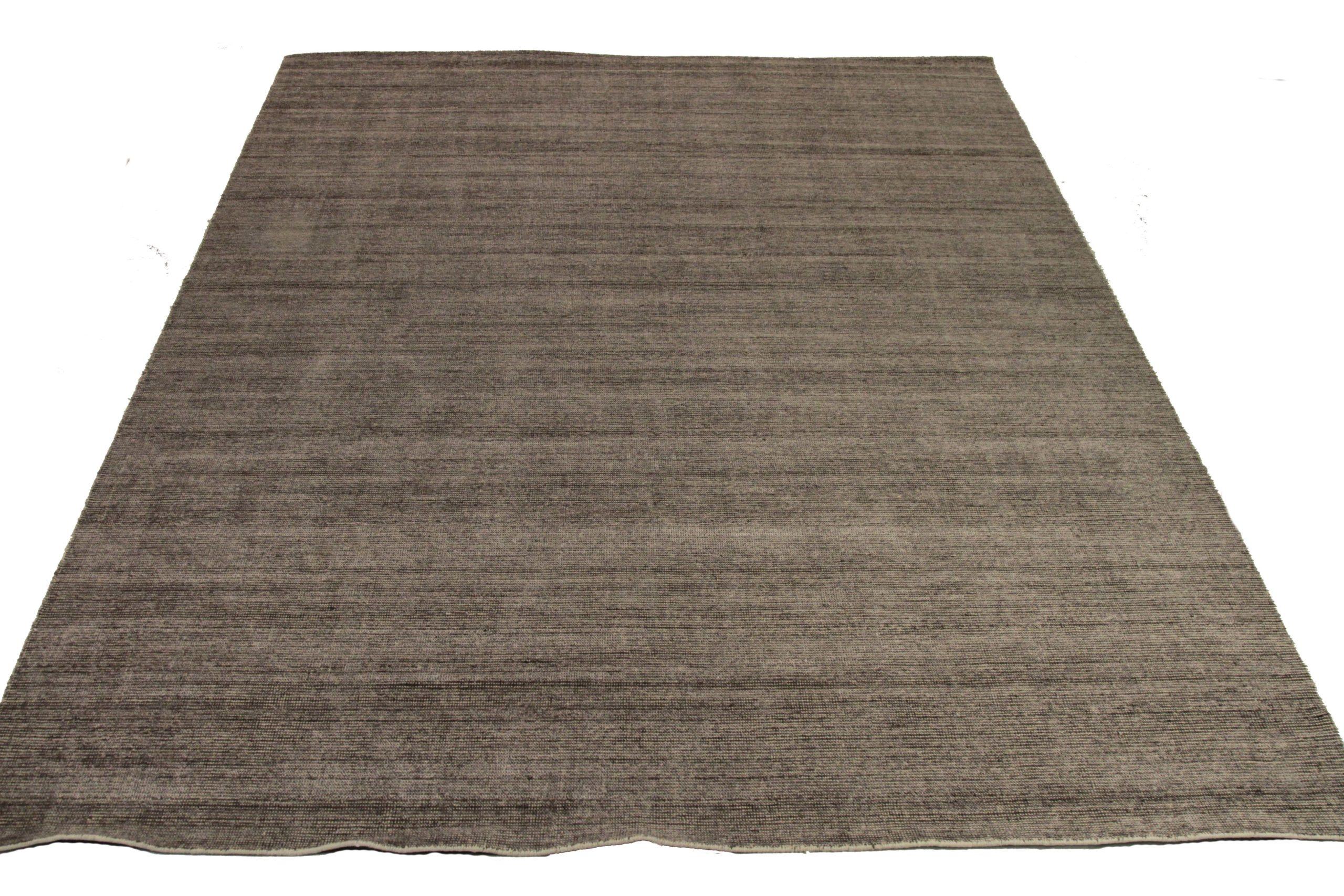 Entdecken Sie die Eleganz von India Solid Hand Knotted mit Area Rugs in Circa 1990. Dieses exklusive Design, das mit viel Liebe zum Detail entworfen wurde, ist perfekt, um Ihren Raum zu verschönern.