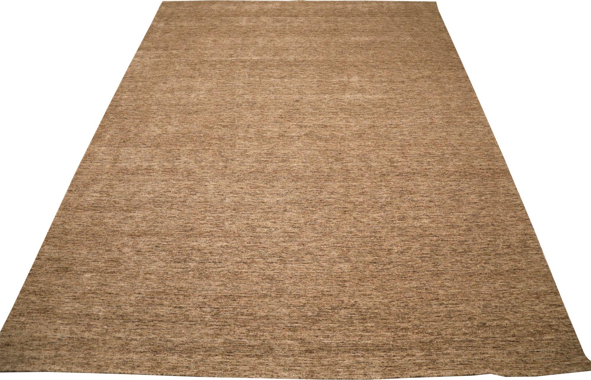 Descubre la elegancia de la alfombra India Solid Over Size Rug in Circa 1990. Diseñado con lana y marrón, este diseño exclusivo es perfecto para realzar tu espacio.