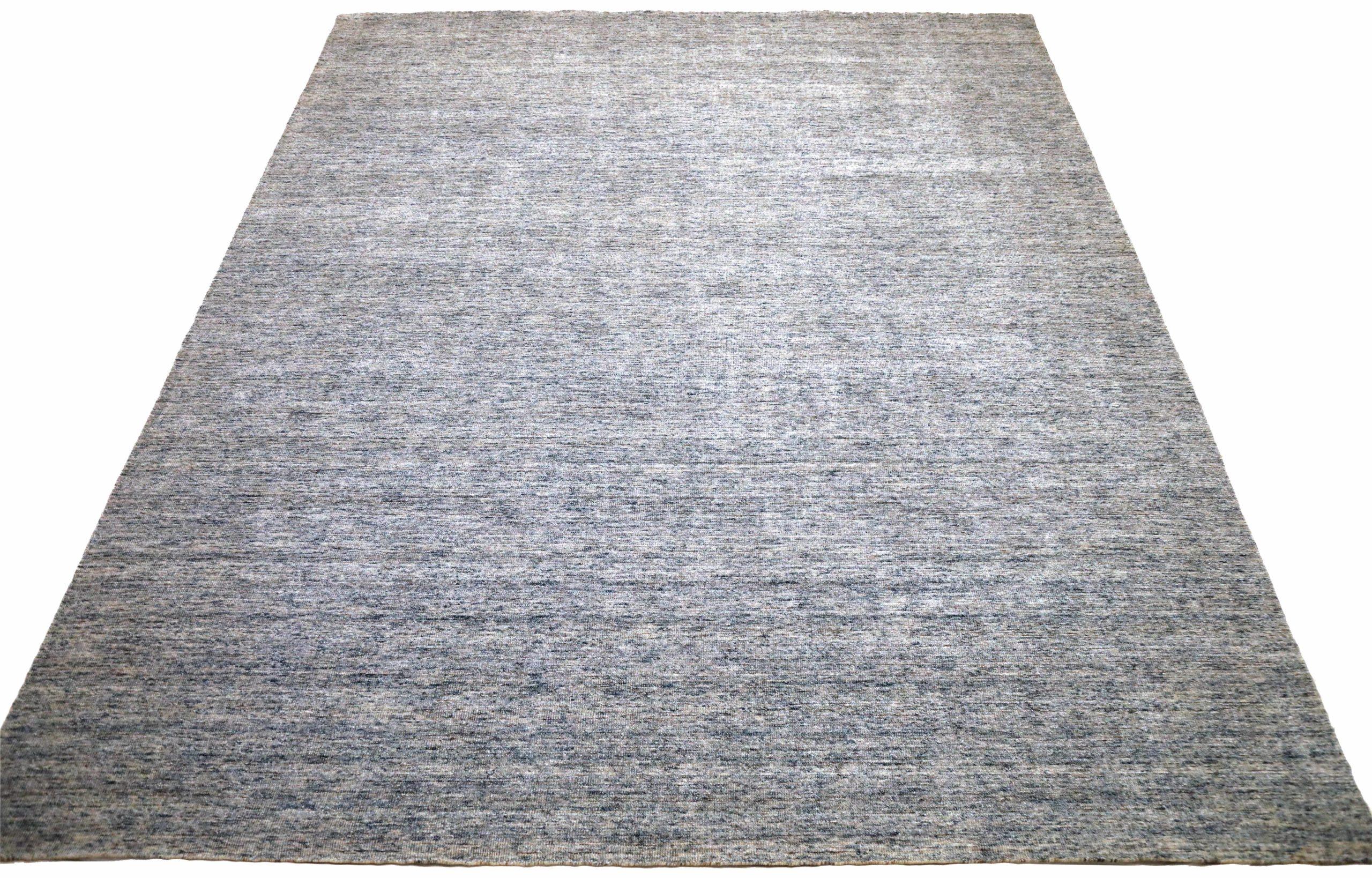 Entdecken Sie die Eleganz von India Solid mit dem Over Size Rug von CIRCA 1990. Dieses exklusive Design aus Wolle und Grau ist perfekt, um Ihren Raum zu verschönern.