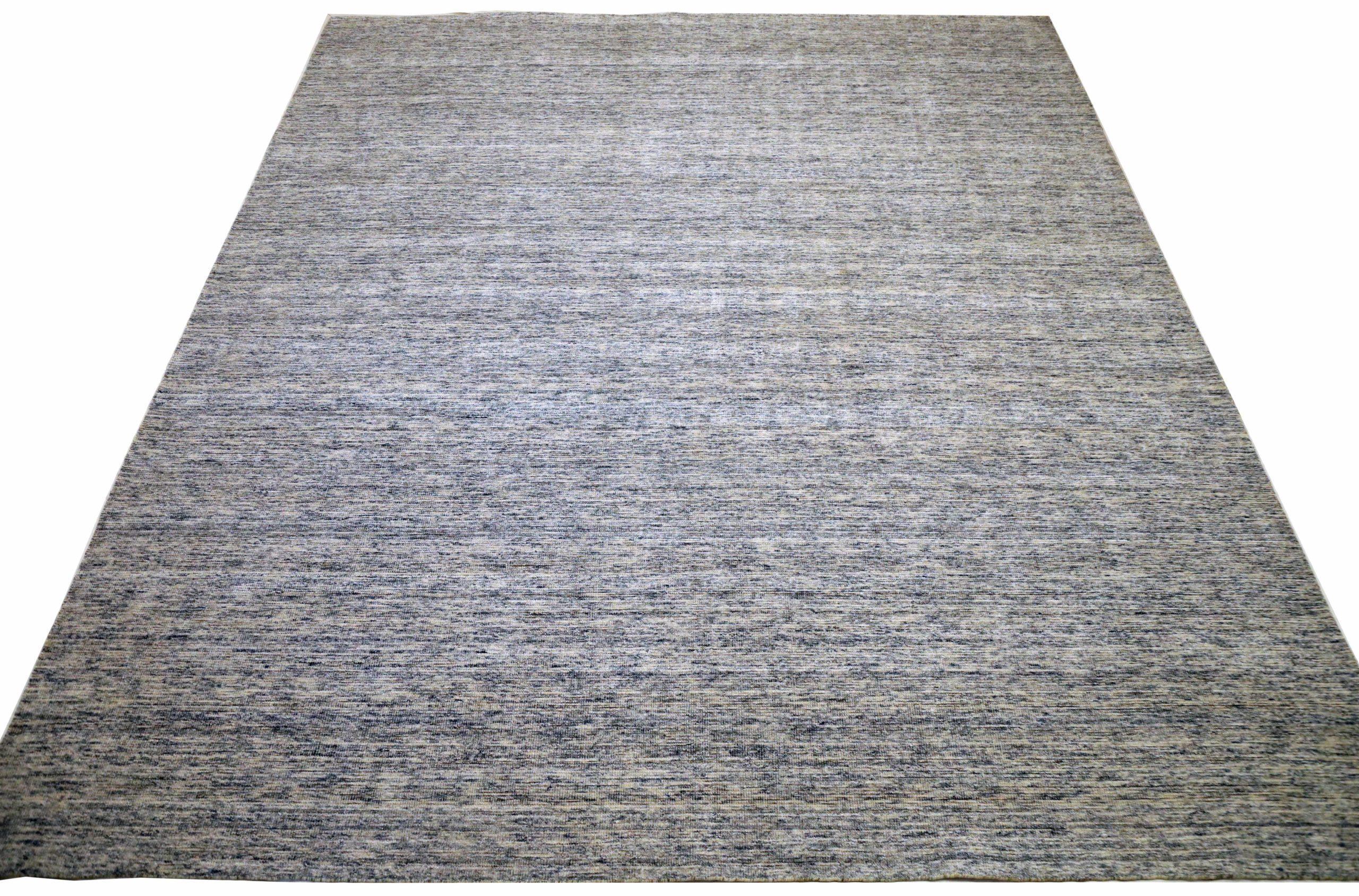 Entdecken Sie die Eleganz von India Solid mit dem Over Size Rug von CIRCA 1990. Dieses exklusive Design aus Wolle und Grau-Elfenbein ist perfekt, um Ihren Raum zu verschönern.