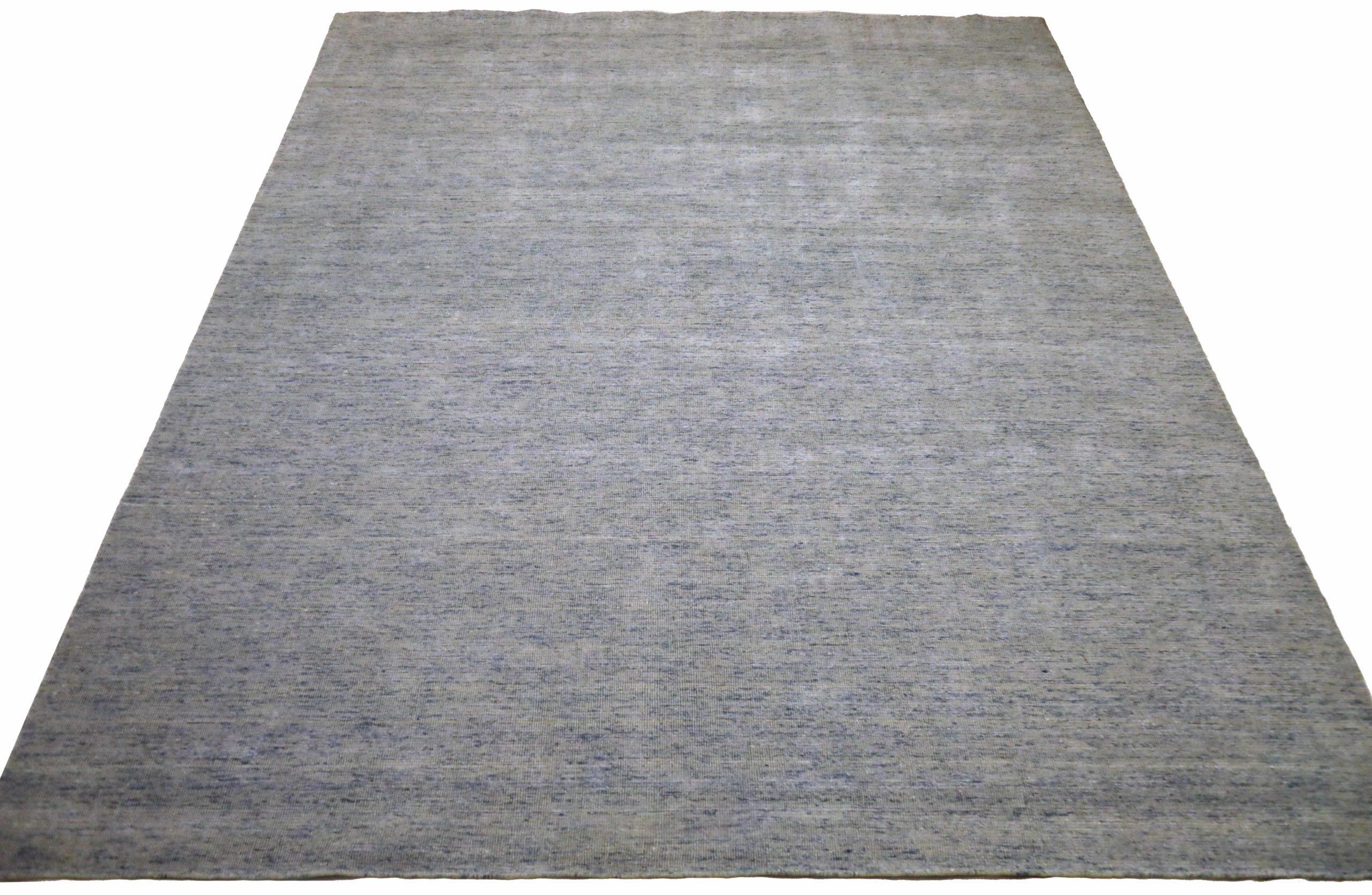 Entdecken Sie die Eleganz von India Solid mit dem Over Size Rug von CIRCA 1990. Dieses exklusive Design aus Wolle und Grau-Elfenbein ist perfekt, um Ihren Raum zu verschönern.