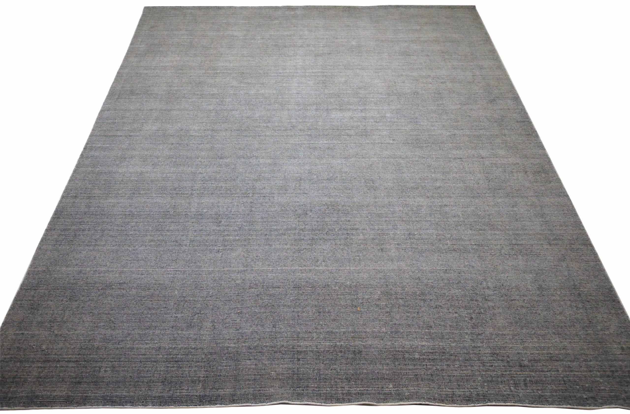 Entdecken Sie die Eleganz von India Solid mit dem Over Size Rug von CIRCA 1990. Dieses exklusive Design aus Wolle und Grau-Elfenbein ist perfekt, um Ihren Raum zu verschönern.