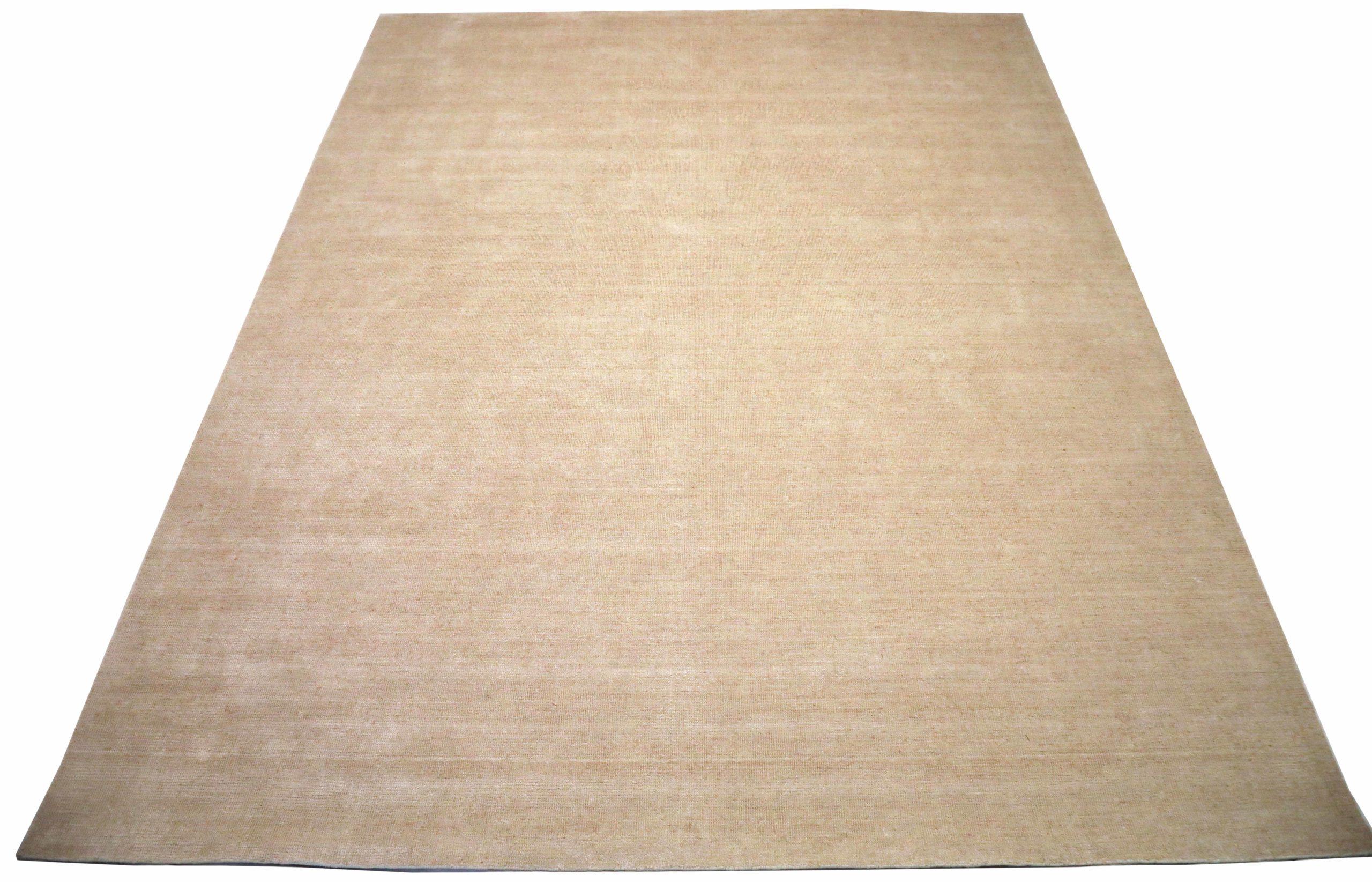 Entdecken Sie die Eleganz von India Solid mit dem Over Size Rug von CIRCA 1990. Dieses exklusive Design aus Wolle und Elfenbein ist perfekt, um Ihren Raum zu verschönern.