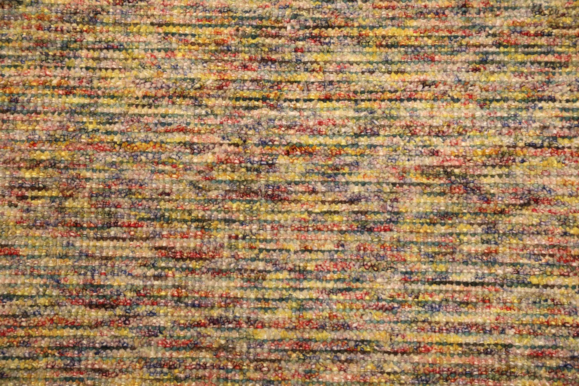 Entdecken Sie die Eleganz von India Solid mit dem Over Size Rug von CIRCA 1990. Dieses exklusive Design aus Wolle und Elfenbeinrot-Gelb ist perfekt, um Ihren Raum zu verschönern.