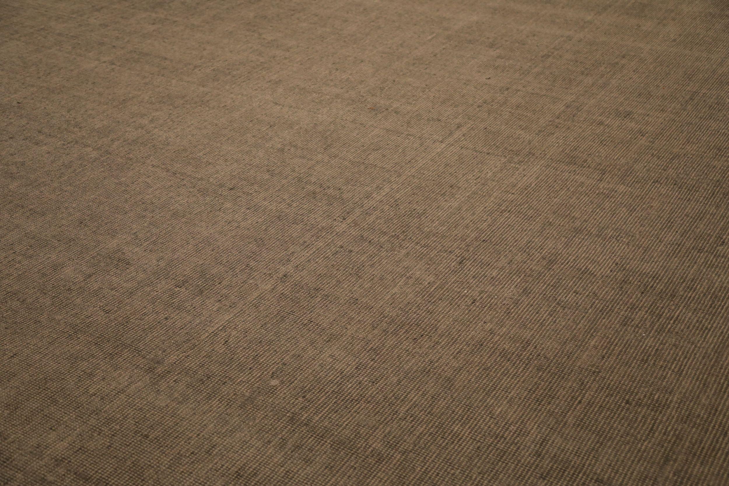 Indischer massiver Over Size-Teppich aus Wolle in Elfenbein und Taupe - 93676 im Zustand „Hervorragend“ im Angebot in Dallas, TX