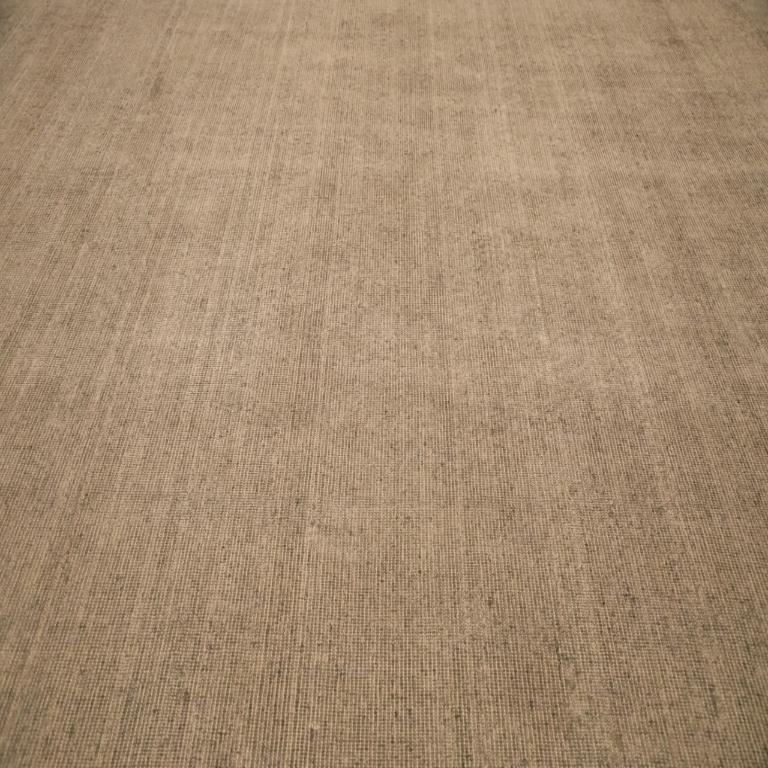 Scopri l'eleganza dell'India Solid featuring Over Size Rug di CIRCA 1990. Progettato in lana e taupe, questo design esclusivo è perfetto per valorizzare il tuo spazio.