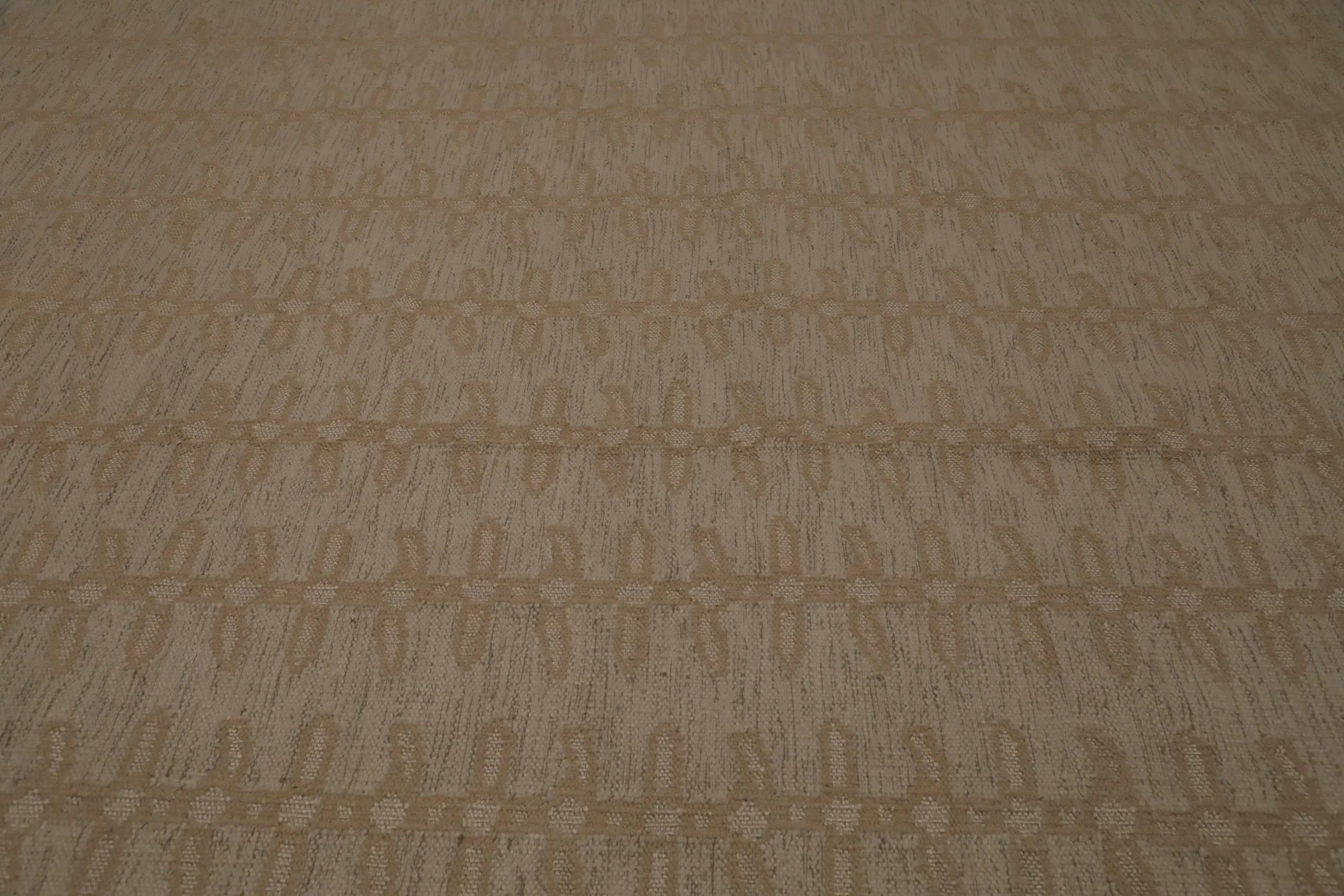 Scopri l'eleganza dell'India Swedish Collection con i tappeti per l'area CIRCA del 1990. Progettato con lana e IvoryTaupe, questo design esclusivo è perfetto per valorizzare il tuo spazio.