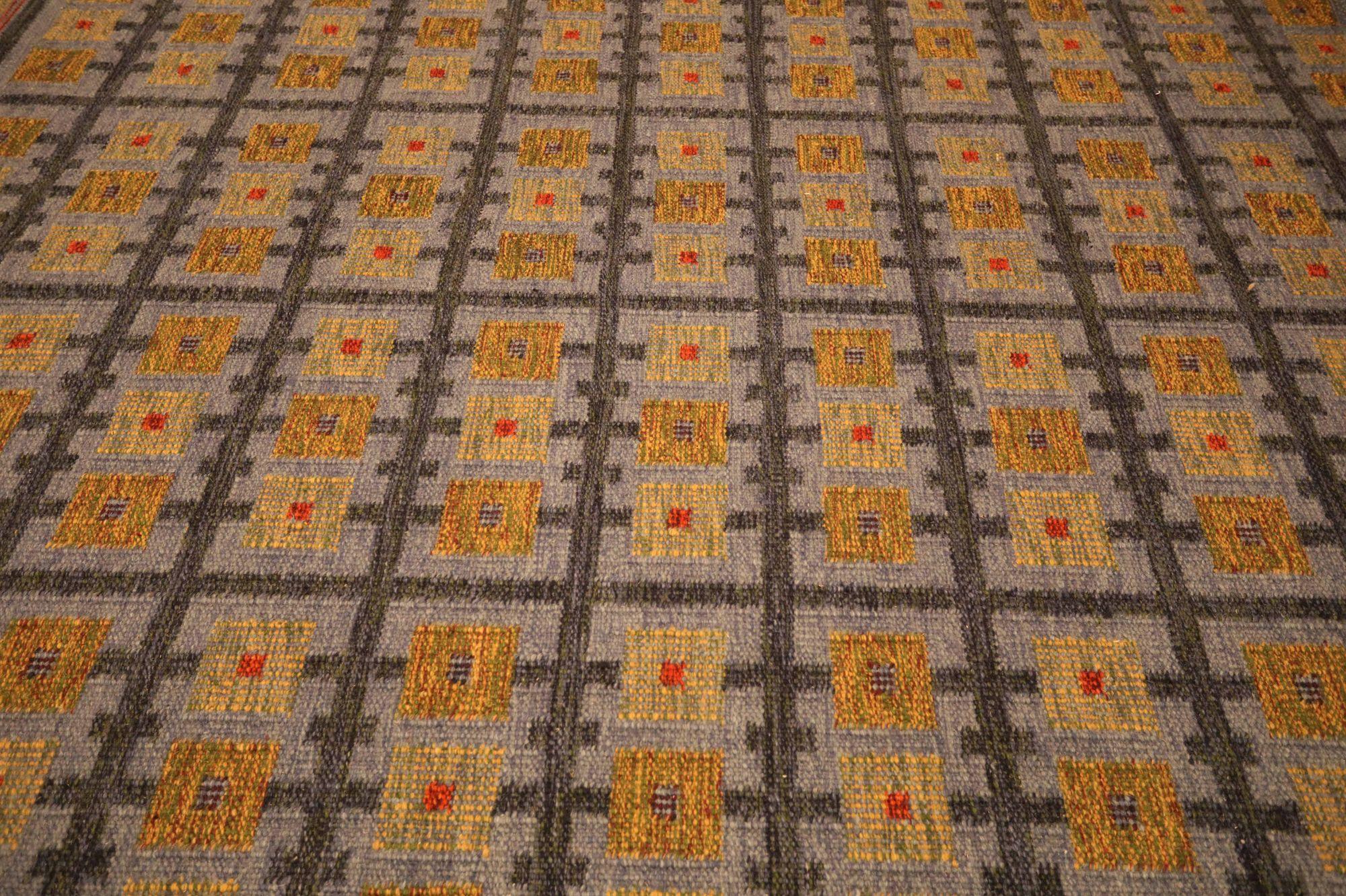 Entdecken Sie die Eleganz der India Swedish Collection mit den Area Rugs von Circa 1990. Dieses exklusive Design aus Wolle und SchwarzBlauElfenbeinRotGelb ist perfekt, um Ihren Raum zu verschönern.