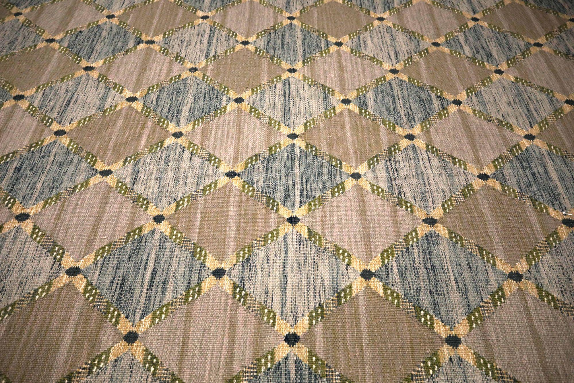Entdecken Sie die Eleganz der India Swedish Collection mit den Area Rugs von Circa 1990. Dieses exklusive Design aus Wolle und BlauBraunElfenbein ist perfekt, um Ihren Raum zu verschönern.