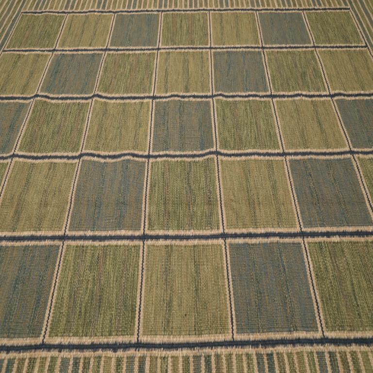 Découvrez l'élégance de la Collection Eleg S, qui comprend des tapis de sol de la série Circa 1990. Conçu avec de la laine et du BlueGreenIvory, ce design exclusif est parfait pour mettre en valeur votre espace.