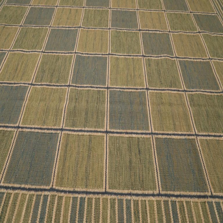 Entdecken Sie die Eleganz der India Swedish Collection mit den Area Rugs von Circa 1990. Dieses exklusive Design aus Wolle und BlauGrünElfenbein ist perfekt, um Ihren Raum zu verschönern.