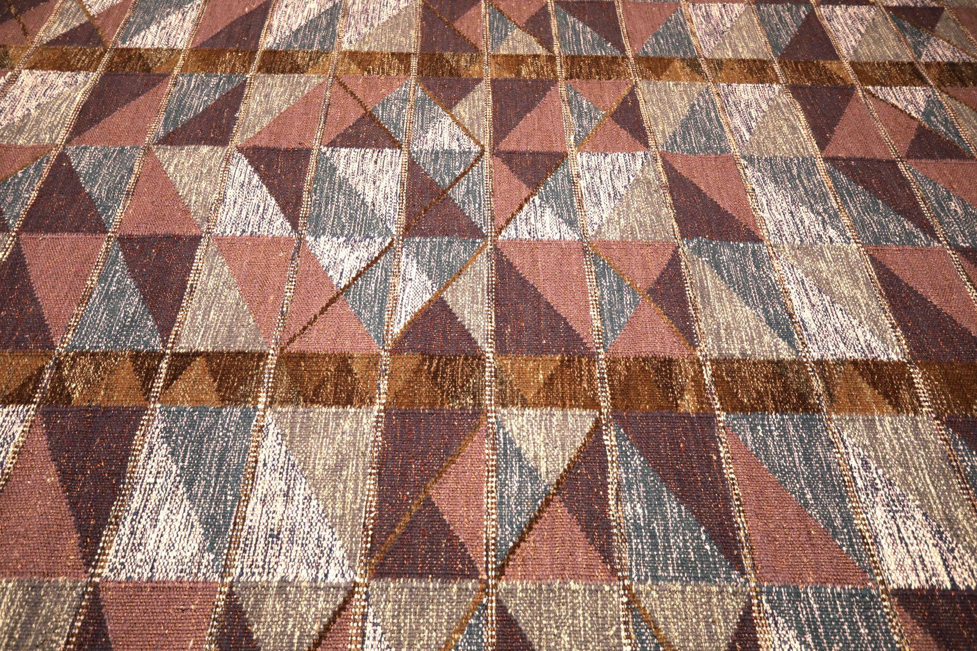 Découvrez l'élégance de la Collection Eleg S, qui comprend des tapis de sol de la série Circa 1990. Conçu avec de la laine et du BlueIvoryRed, ce design exclusif est parfait pour mettre en valeur votre espace.