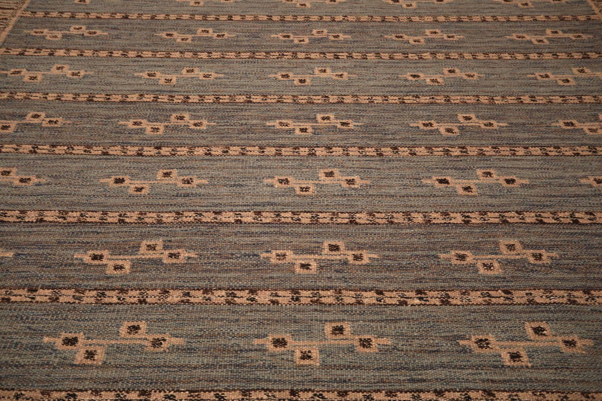 Entdecken Sie die Eleganz der India Swedish Collection mit den Area Rugs von Circa 1990. Dieses exklusive Design aus Wolle und BrownGray ist perfekt, um Ihren Raum zu verschönern.